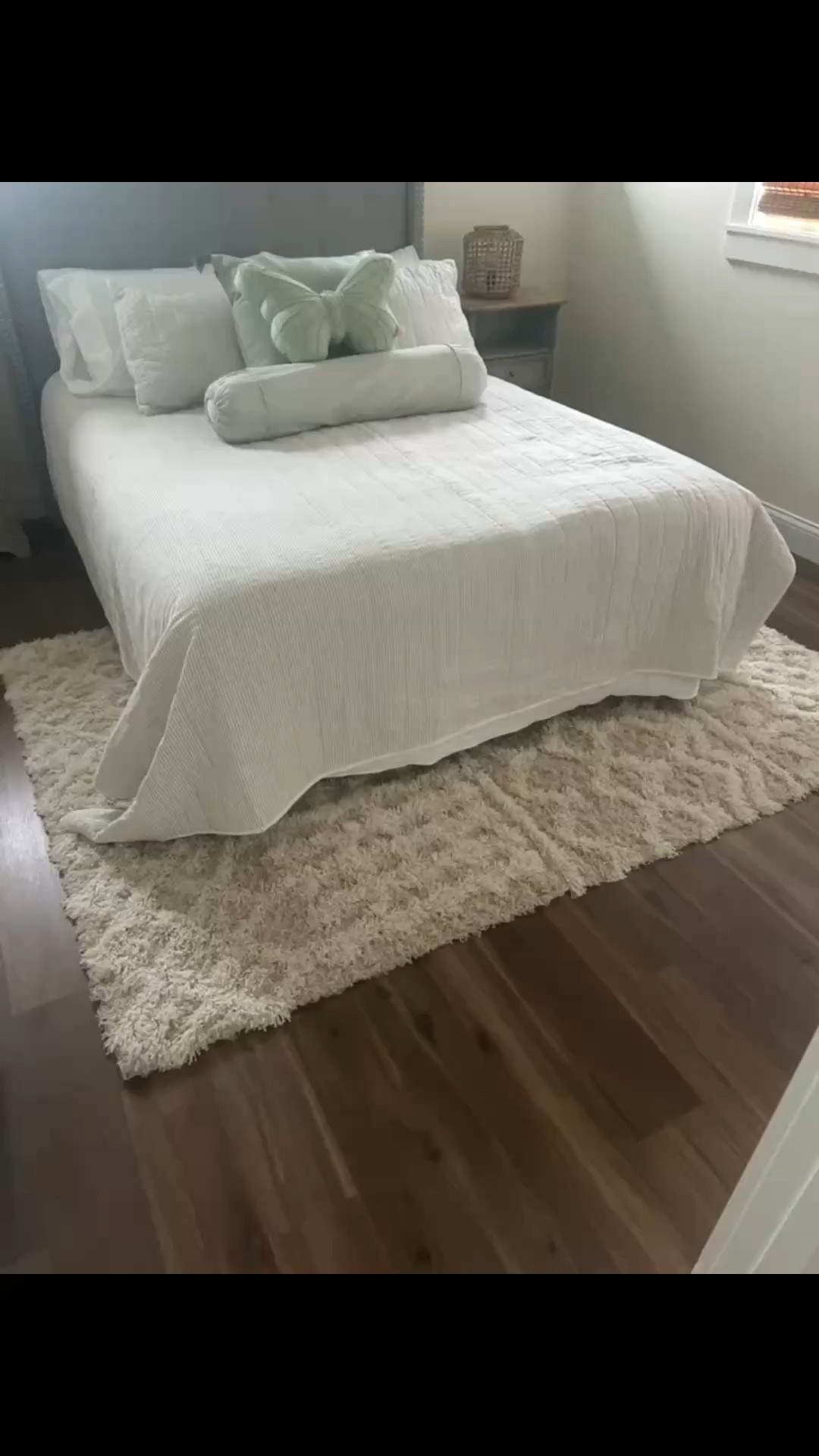 Such a pretty rug we have in one of the bedrooms at the lake house. It was sort of an odd size I needed, and I thought this one worked quite well. It’s made well and has a plush feel.