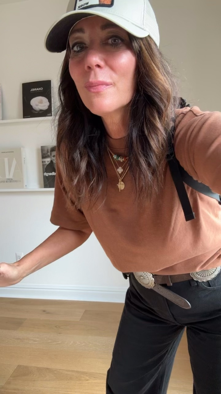 Ootd - casual comfortable and. Budget friendly 
Western belt 
Barrel leg jeans wearing size 6 (normally wear 28 for size reference ) 
Amazon flip flops 

@targettrendsetter @Target 
@Electric Picks Jewelry
