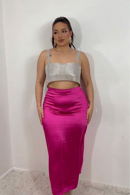 Size 0XL in skirt pink 
One size in silver top
Size XL in black skirt
Size 0XL in white top 