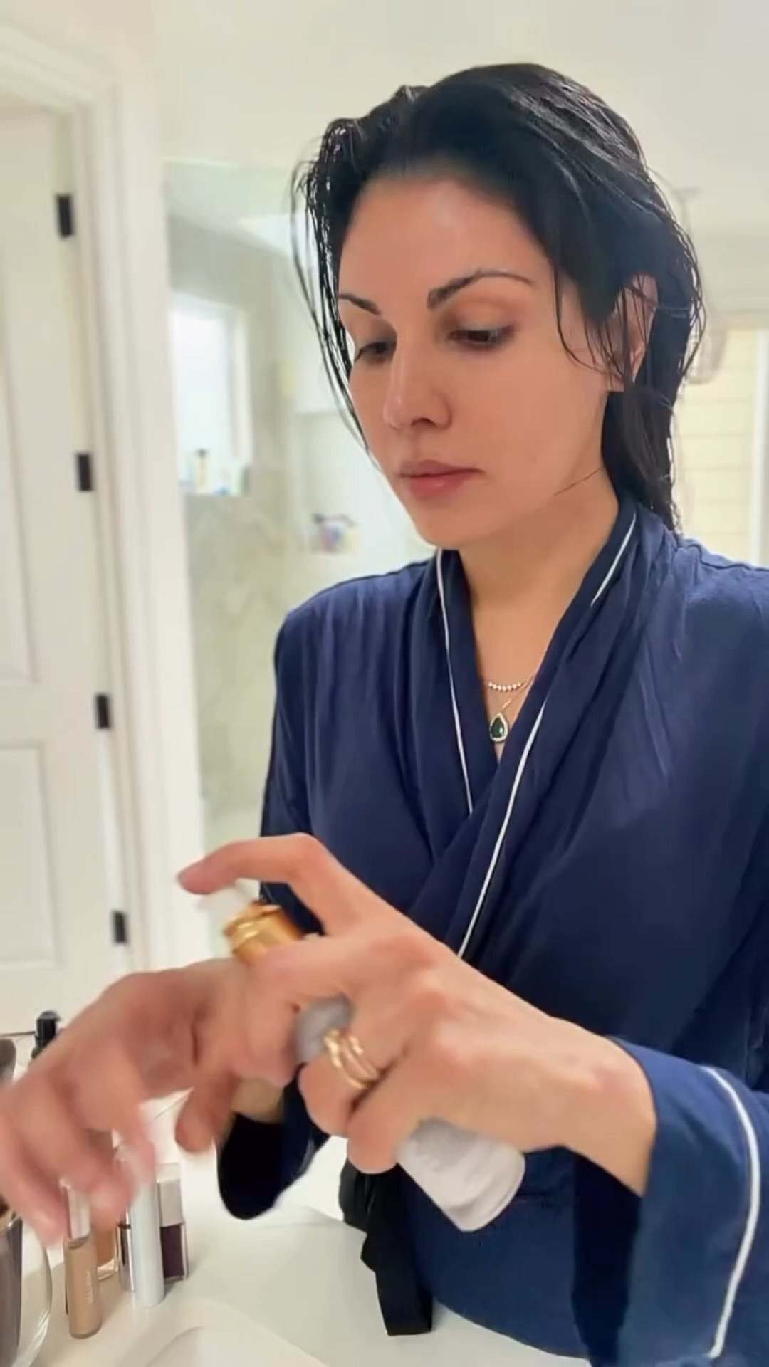 I have time for very few steps and this whole routine took me all of 7 minutes ( I cut it down to 29 seconds for you :)) 

If you want a product list comment MAKEUP and I’ll send you a link of everything! 

#dermatologist #makeuptutorial