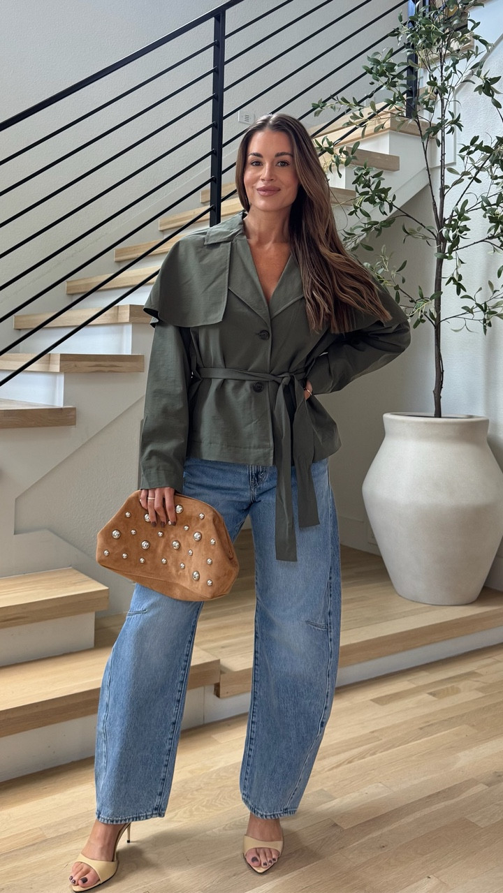 How perfect is the olive green trench? I just got this in from Target. So affordable. I actually love wearing it as as stand alone top rather than just a jacket. 

Dress up the look with a heel and my favorite suede clutch! 

Fall style
Fall outfits
Short trench coat
Denim
Fall shoes
Fall bags
Target outfits
Ootd

#LTKItBag #LTKStyleTip #LTKShoeCrush