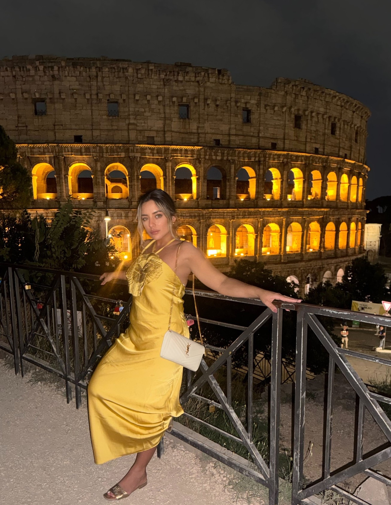 Roma me recordó que la verdadera elegancia está en lo simple ✨
Este look es prueba de que los detalles hacen toda la diferencia.

#LTKParties #LTKSeasonal #LTKSaleAlert