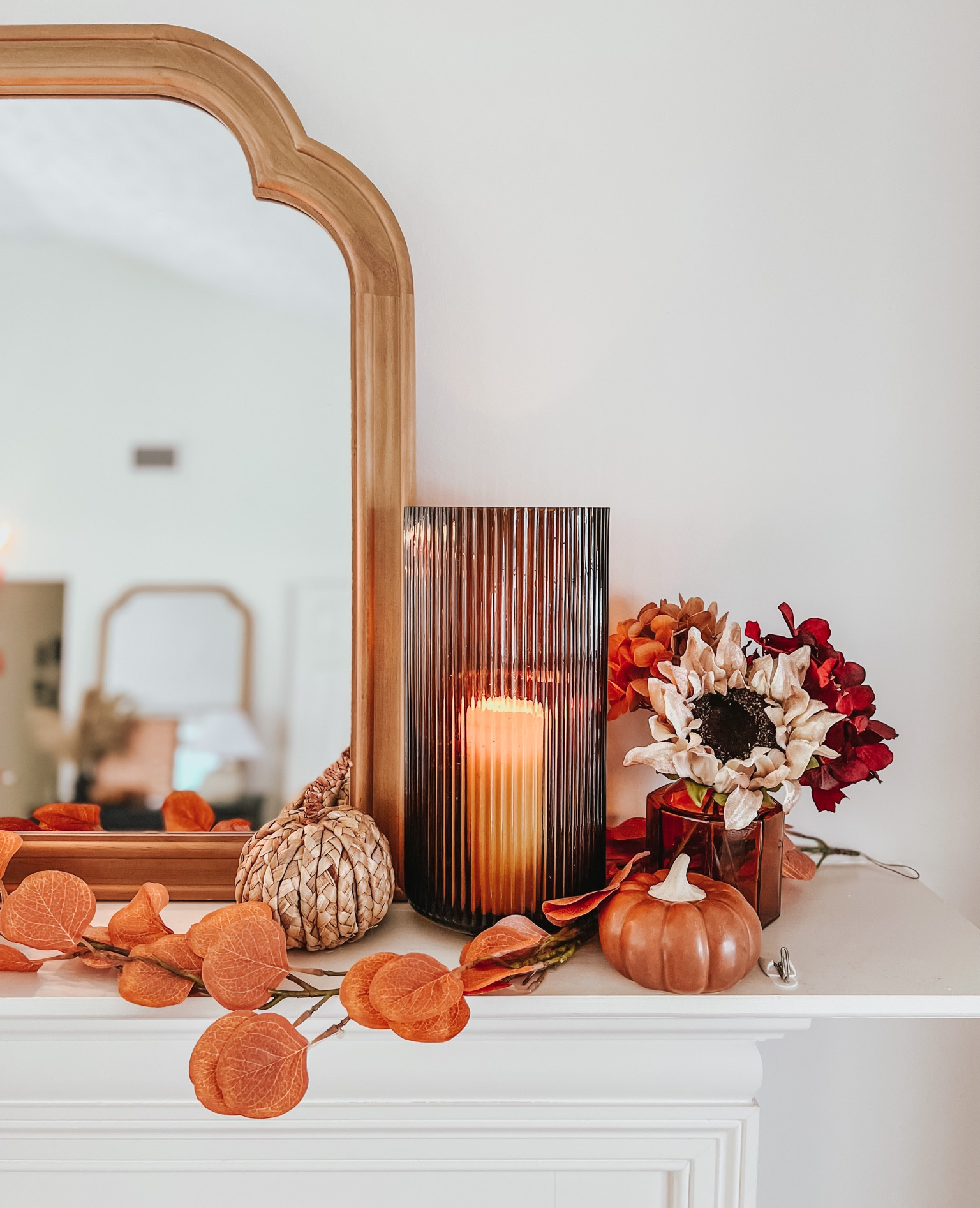 Fall fireplace decor

Autumn mantle | rust | orange | faux pumpkins | gold lanterns | affordable home decor | throw blanket | florals | vases | candles 



#LTKhome #LTKSeasonal