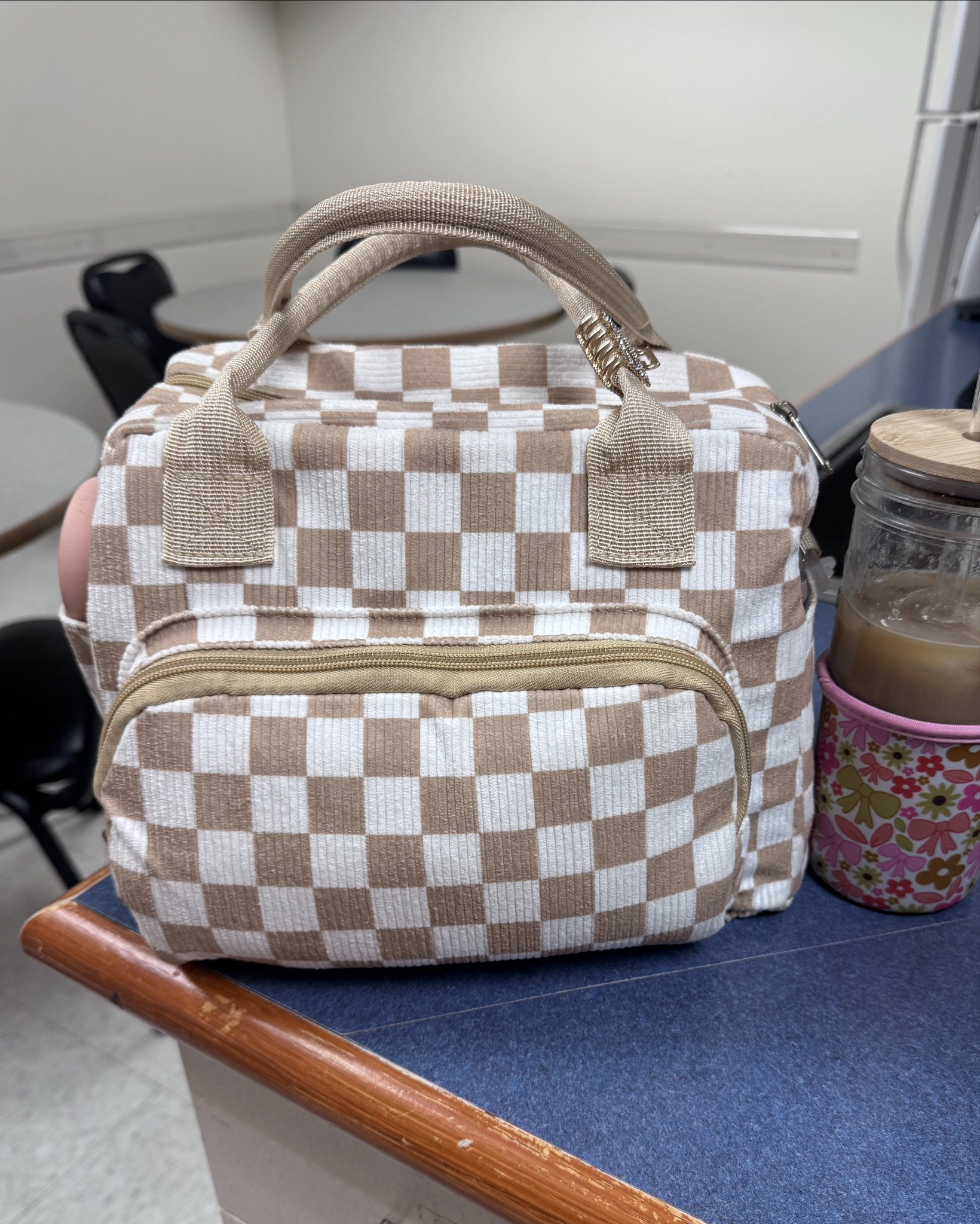 The cutest lunch tote!! The compliments have been endless—someone has already claimed it when I decide that I’m done with it 🤪

#LTKActive #LTKWorkwear #LTKItBag