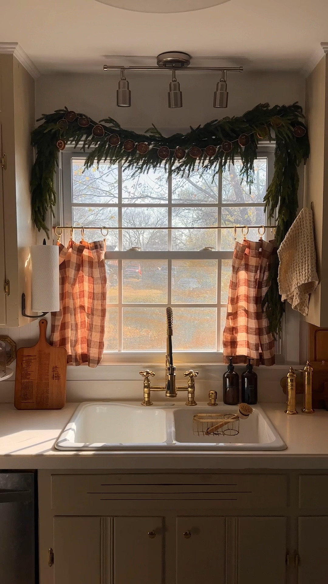Christmas garland over the sink makes doing dishes not SO bad 😉

#christmasdecorations #christmas #christmasdecor #fyp #foryou #foryoupage #interiordesign #homedecor #christmas2023 #christmascountdown #holidaydecor #christmasdecorations #cozyathome #cozyvibes #interior #cottage #cottagecore #cottagecoreaesthetic #cottagechristmas #cottagecorechristmas #homefortheholidays #holidaydecorating #holidaydecorations #christmasvibes #wreath #christmaswreath 

#LTKhome #LTKHoliday #LTKSeasonal