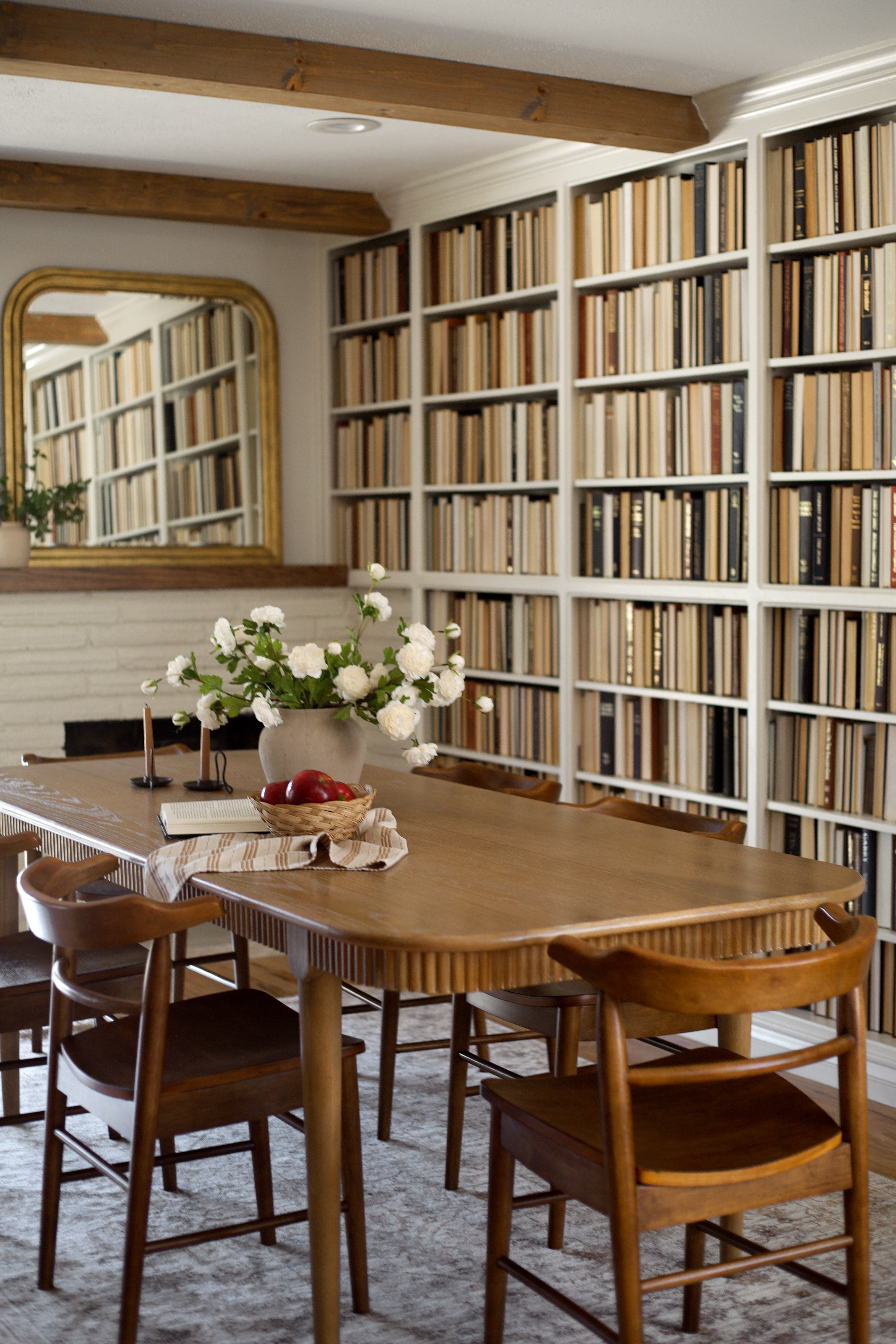 Summer project is now done! Here is the dining room reveal 📚🍎 

 #LTKHome #LTKFindsUnder50 #LTKFindsUnder100