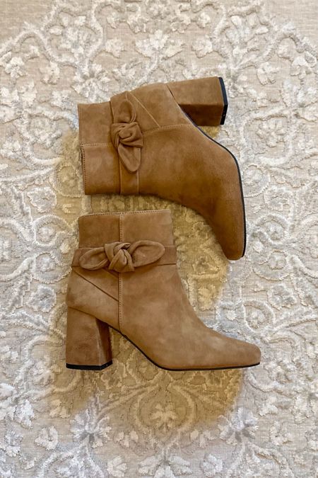 In love with these boots! 


Boot sale, suede boots, brown leather boots, women’s fashion, booties, workwear, weekend wear, date night shoes, boots with bow 

#LTKHoliday #LTKshoecrush #LTKworkwear
