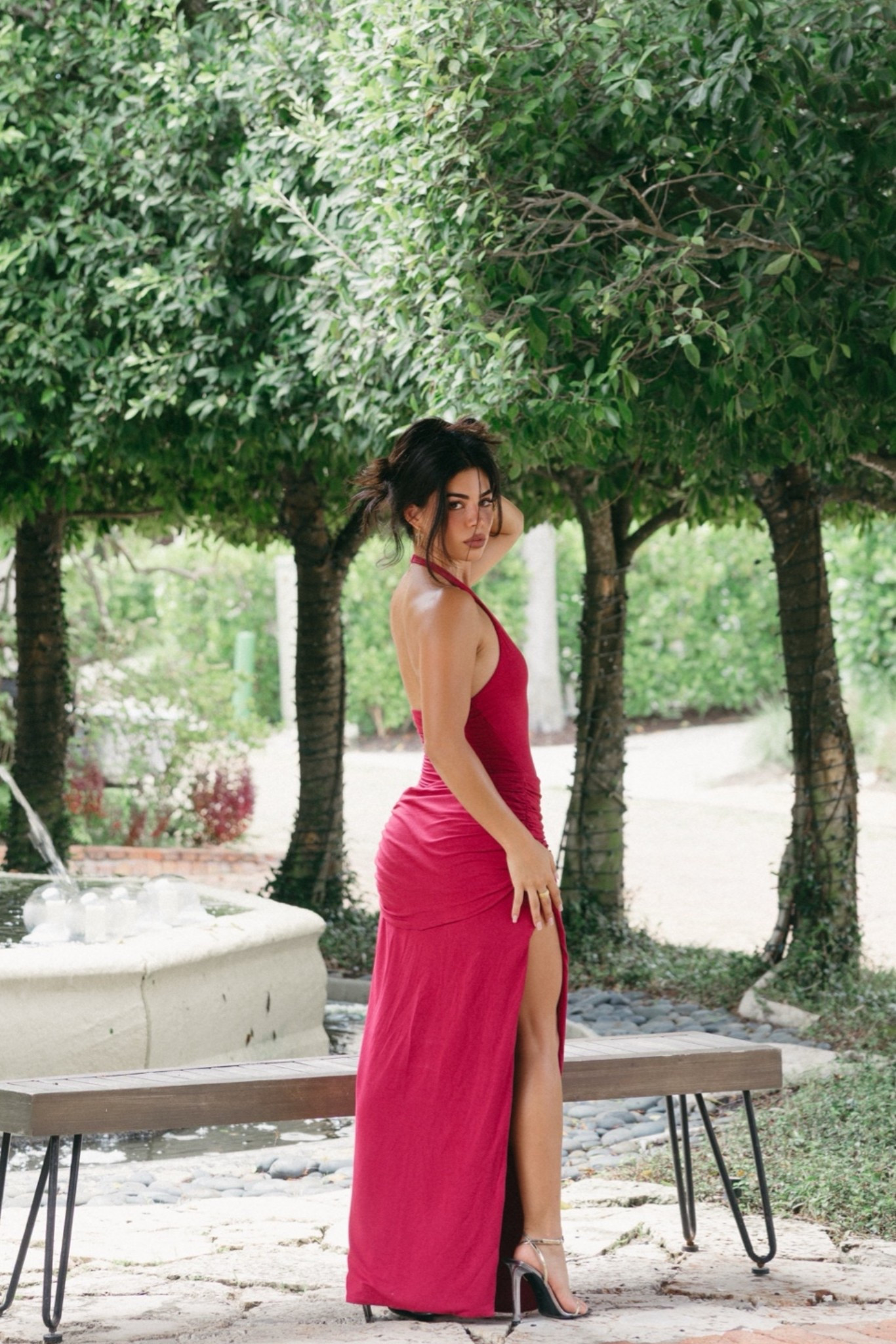 Elegant but sexy maxi dress 😍 wearing a size small. I’m 5’3 and wearing heels!