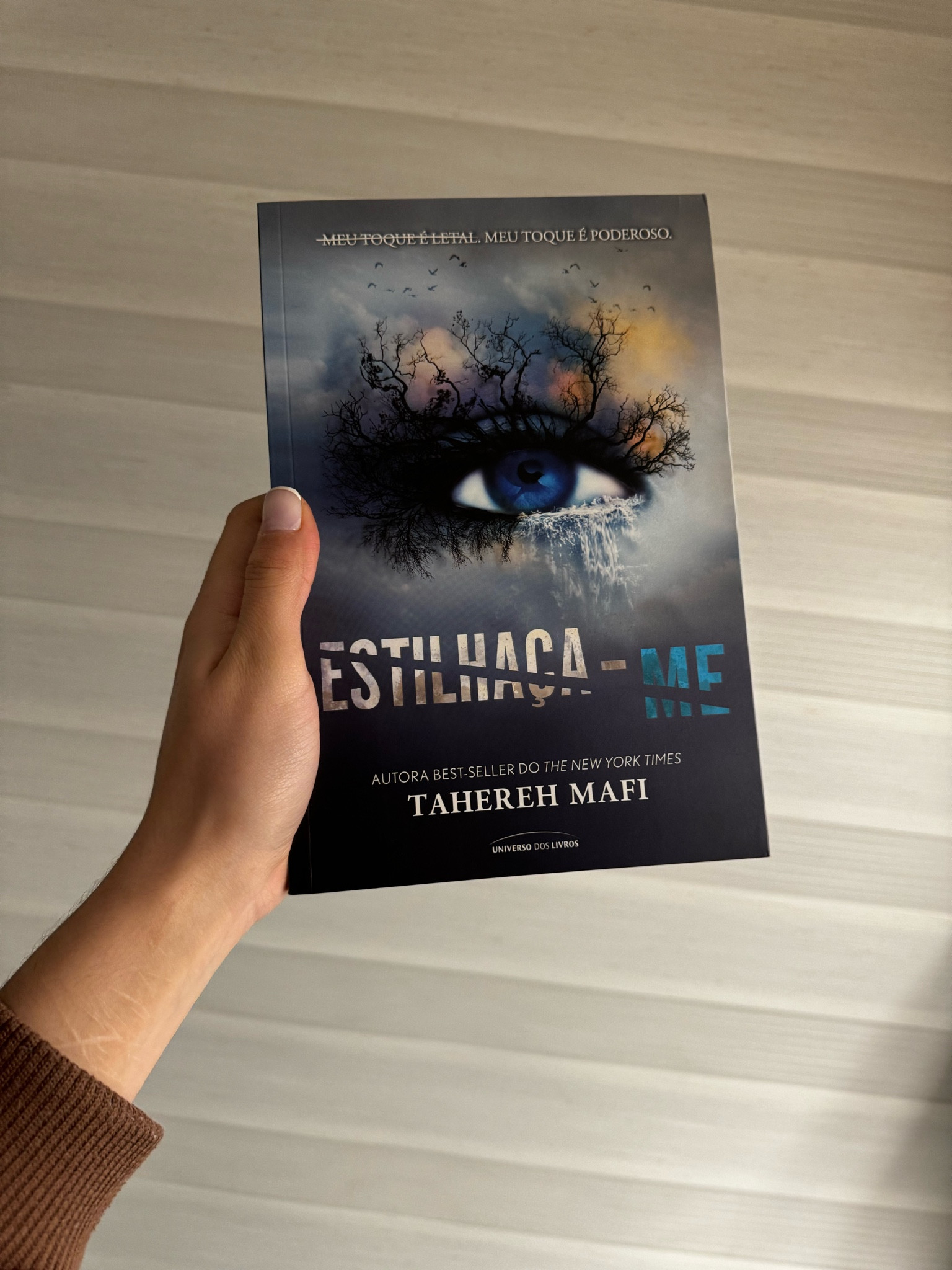 Estilhaça-me - Tahereh Mafi - 352 páginas 

Avaliação: ⭐️⭐️⭐️⭐️⭐️ 

Primeiro livro dessa série incrível, vale a pena conhecer, tenho certeza que irá se apaixonar!!

SINOPSE 
“Com apenas um toque, Juliette Ferrars é capaz de fazer um homem adulto se ajoelhar de dor e implorar por misericórdia. Um único toque de Juliette pode matar.
Ninguém sabe por que a garota tem um poder tão impressionante, o qual ela acredita ser uma maldição, um fardo que uma pessoa sozinha seria incapaz de carregar. Contudo, o Restabelecimento enxerga essa característica como um dom e passa a vê-la como uma oportunidade uma oportunidade de usá-la como arma letal. Porém, Juliette tem seus próprios planos.
Depois de passar toda a vida privada de liberdade, ela finalmente está encontrando forças para lutar e para viver um futuro com o garoto que pensava ter perdido para sempre.”

#LTKstyletip #LTKover50style #LTKgiftguide