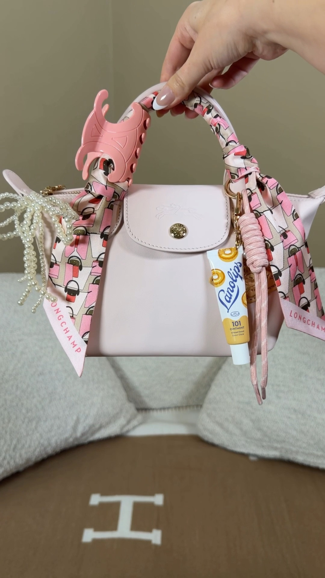 What fits in the Longchamp Le Pliage xtra extra small handbag 💗 Comment SHOP & I’ll dm you the link 💗

Longchamp xtra felt bag insert
Kindle
Compact light up mirror
Touchland hand sanitizer
Gucci travel flora perfume
Longchamp wallet
Longchamp Le Pliage silk Twilly headband
Lanolips target lip gloss charm 
Pearl beaded bow 
Longchamp wallet
