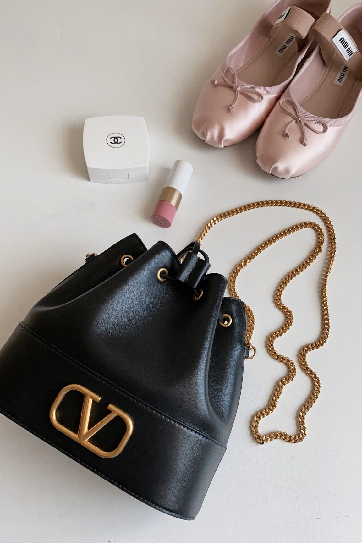Love this 🖤👛

#발렌티노 #발렌티노가방 #오늘뭐입지 #가을 #가을코디 #미우미우 #미우미우신발 #미우미우플랫 #오오티디 #가방 #일상 #쇼핑 #styleinspiration #styleinspo #valentino #valentinobag #valentinogaravani #fashionblogger #ootd #minimalstyle #autumn #ヴァレンティノバッグ #ヴァレンティノ #ミュウミュウ #秋コーデ #今日のコーデ #バッグ #ミニマル #ショッピング 

#LTKitbag #LTKshoecrush #LTKstyletip