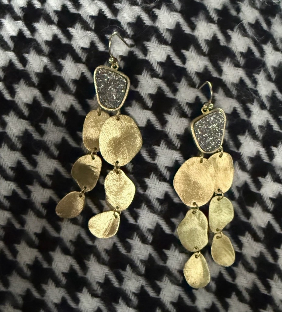 All I want for Christmas ✨🎄 Uptown Strut Druzy Gold Chandelier Earrings 🛍️ UptownStrut.com 
• For your best friend, for mom, for your sister, for your daughter, for your auntt
•
•
#UptownStrut #UptownStrutYouUp #giftguide

#LTKSeasonal #LTKHoliday #LTKGiftGuide