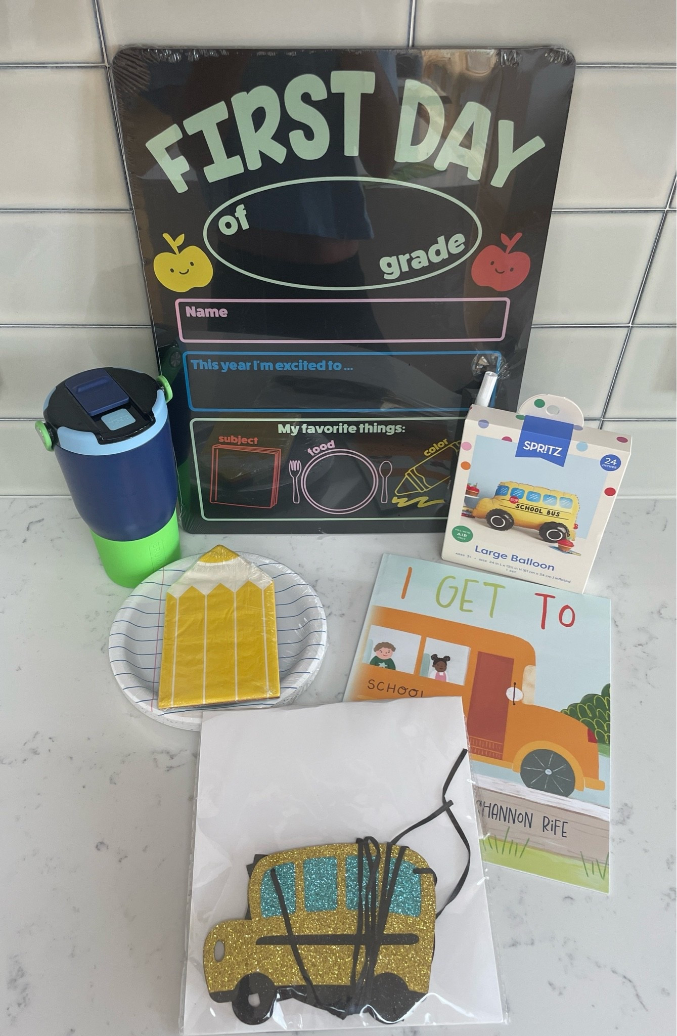 Back-to-school mornings just got a whole lot more FUN! 

Paper plates, balloons, banners & a little breakfast magic to make the first morning feel extra special. 

Because it’s the little traditions! They might not remember but it’s part of motherhood too.