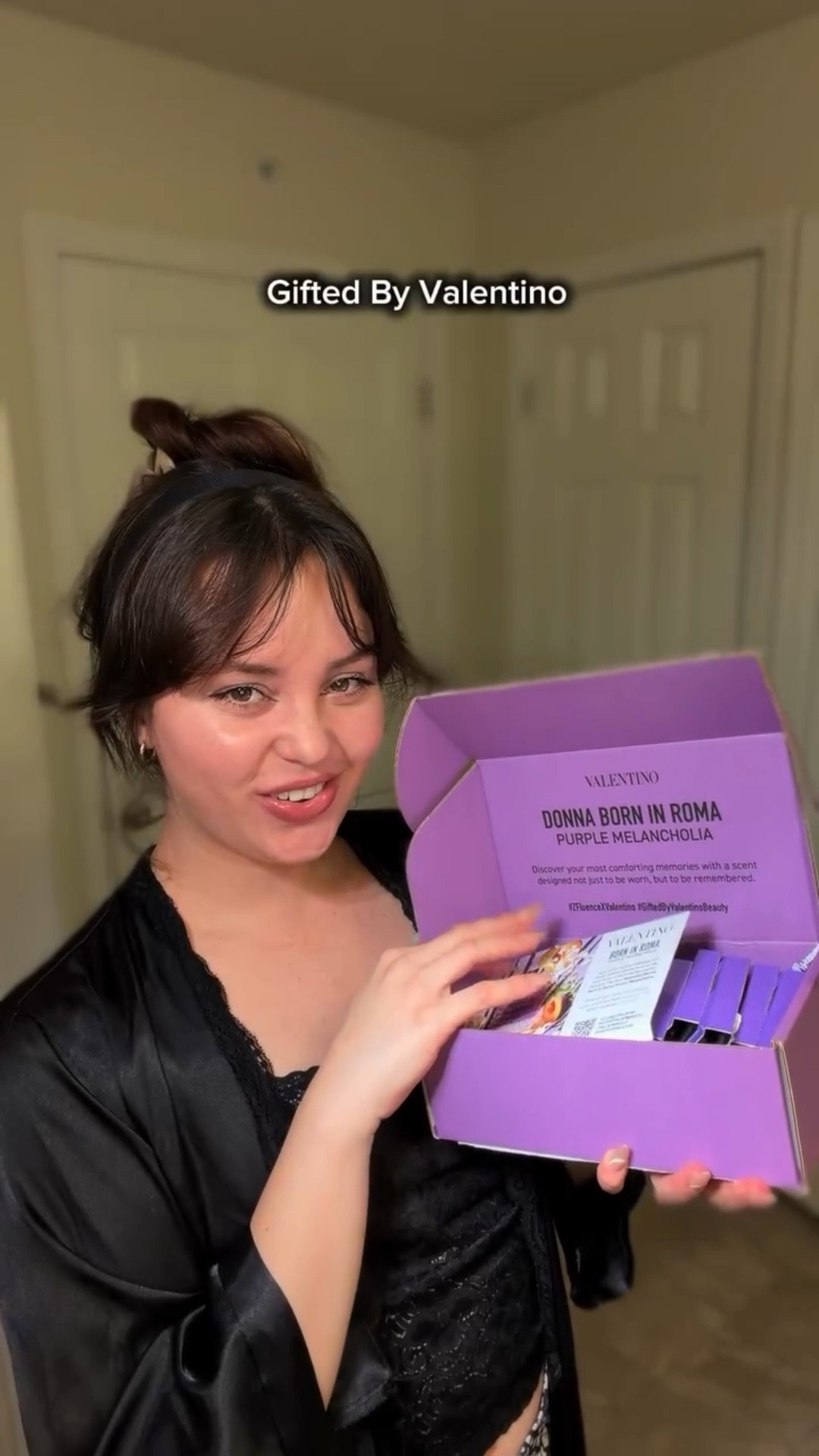 #GiftedByValentino, #ZfluencexValentino,#ZfluenceGiveaway,
@valentino.beauty , @campustrendsetters 

Descubriendo mi nueva fragancia: Donna Born in Roma Purple Melancholia de @valentino.beauty 💜

Este perfume floral cálido abre con un acorde jugoso de ciruela, suavizado con osmanthus y jazmín, y termina con una rica vainilla cálida que lo hace inolvidable.

Es una fragancia que evoca nostalgia y reflexión, perfecta para esos momentos en los que quieres sentirte elegante, segura y dejar una impresión duradera.

✨ Descubre la nueva Valentino Born in Roma Purple Melancholia en Ulta.