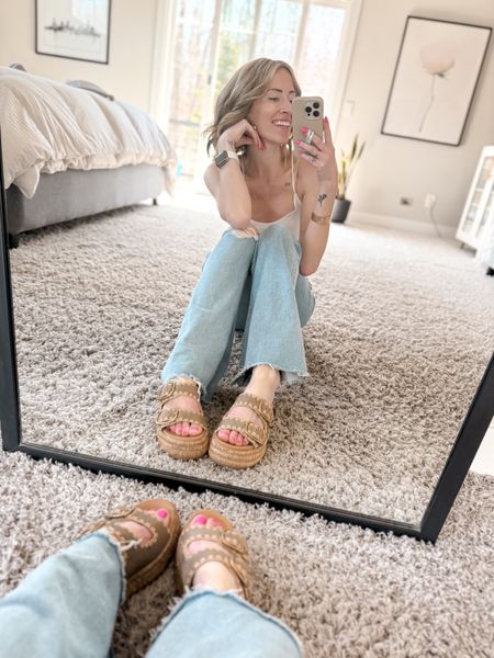 Sandal Szn ✌🏻☀️ The weather the last few days has been nothing short of amazing! 

Cutest new platform sandals are from dolce vita and go perfectly with a patio bevvy 