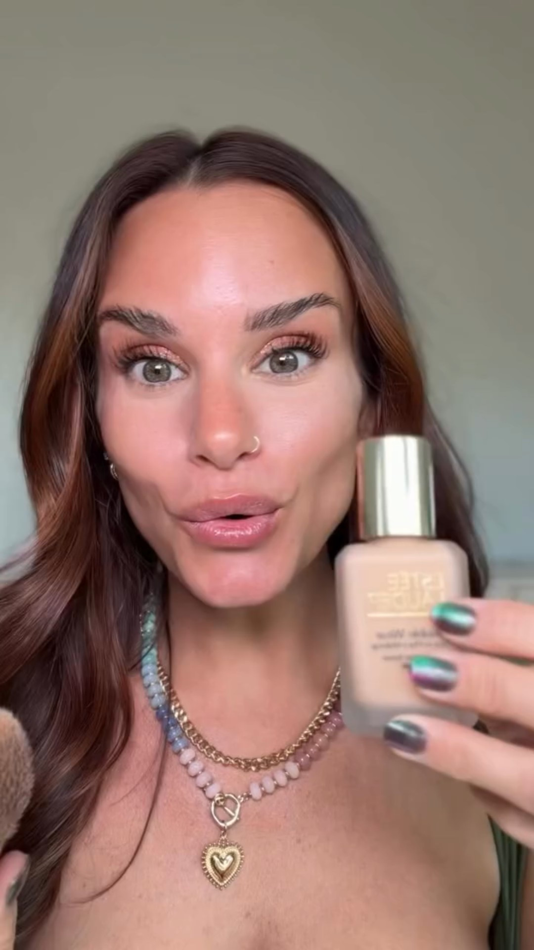 The foundation that does not move 👏✨ Estée Lauder Double Wear stays matte, smooth, and flawless all day long. Full coverage without feeling heavy and zero touch-ups needed. If you know, you know.

💬 Comment “doublewear” and I’ll DM you the link

#TayBeckerBeauty #TayBecker
#esteelauder #doublewear #charlestonbeauty momstylevibes reellife makeupfinds longwearfoundation