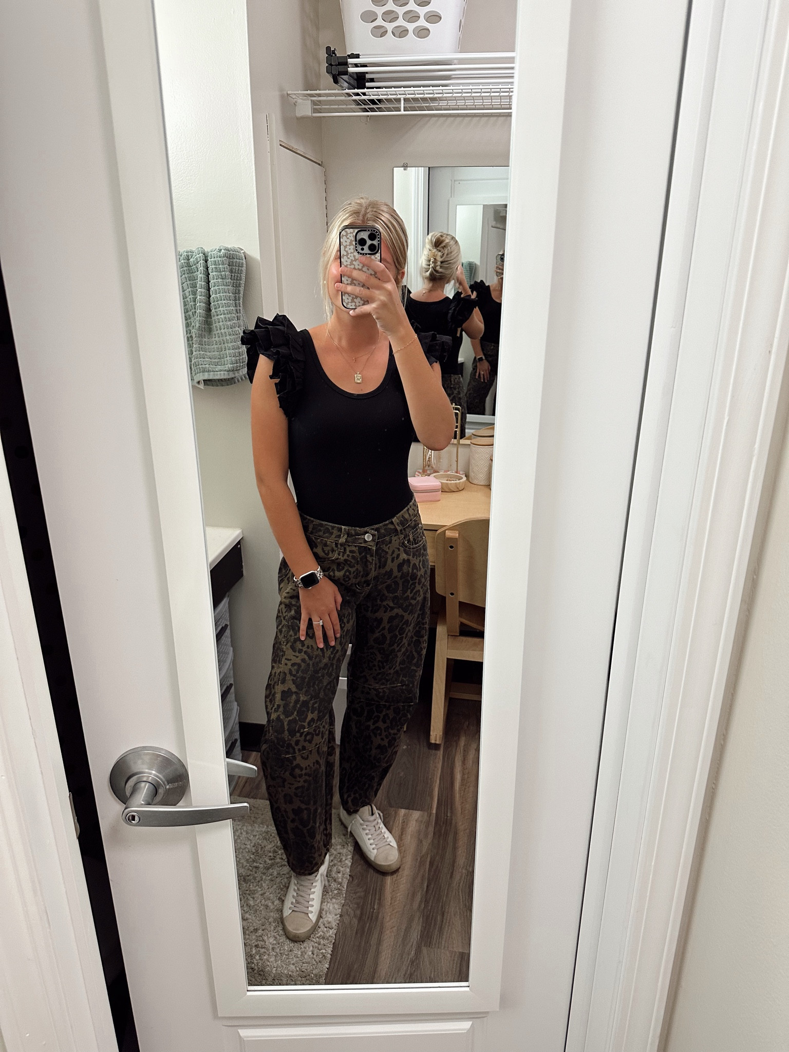 LOVE these barrel jeans🤎🤍

#LTKFallSale #LTKSeasonal #LTKStyleTip