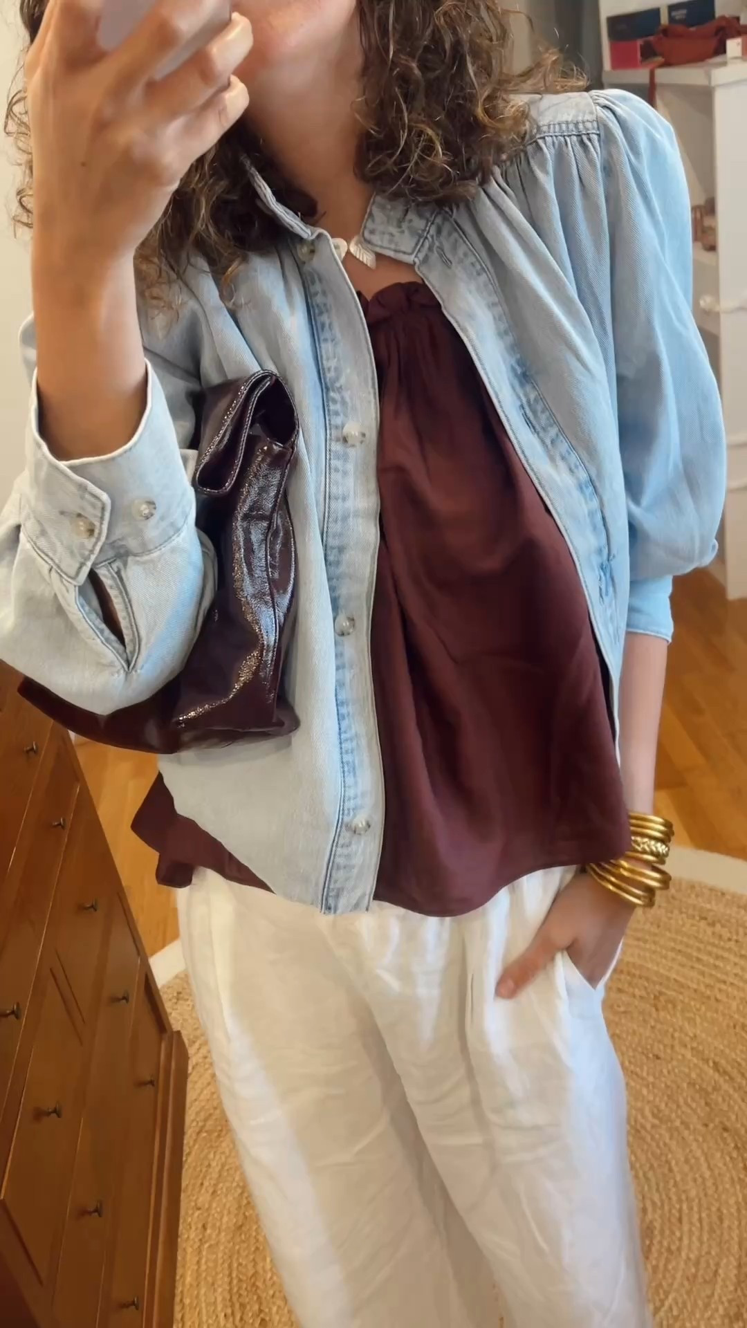 Look de primavera para ir a la oficina formado por pantalón de lino, top burdeos y chaqueta vaquera

#LTKespana #LTKsummer #LTKeurope