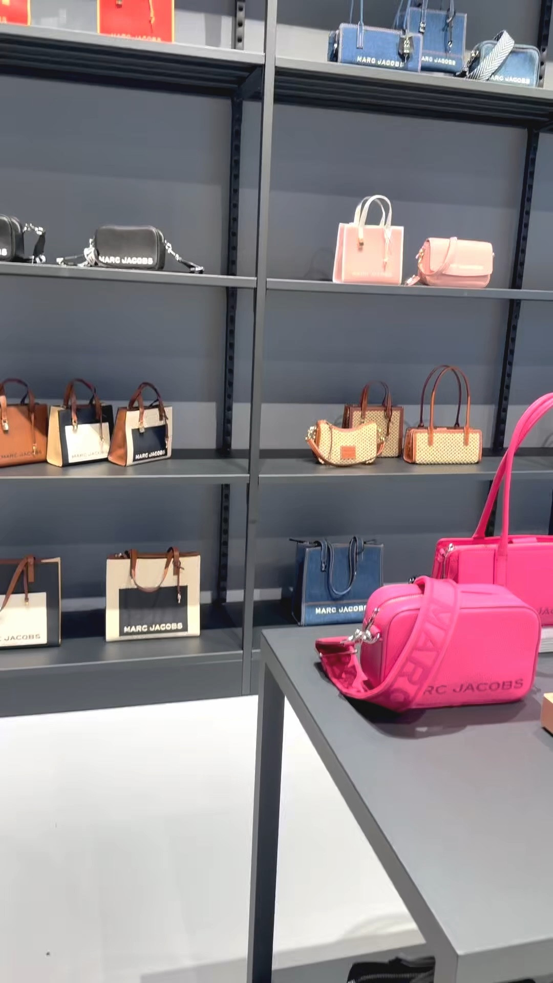 I went to look at @MarcJacobs purses and fell in love wiith a few items.

#LTKgrwm #LTKU #LTKootd