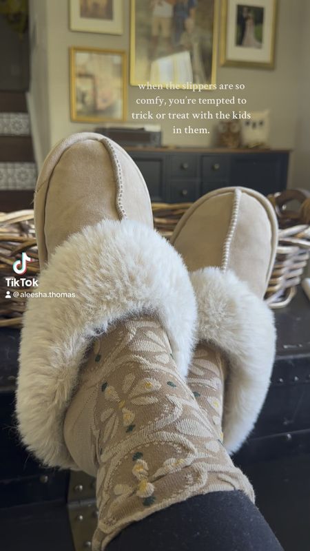 Comfy cozy slippers from Amazon under $25. Perfect for Christmas gifts or for getting lazy on thanksgiving!

#LTKshoecrush #LTKVideo #LTKfindsunder50