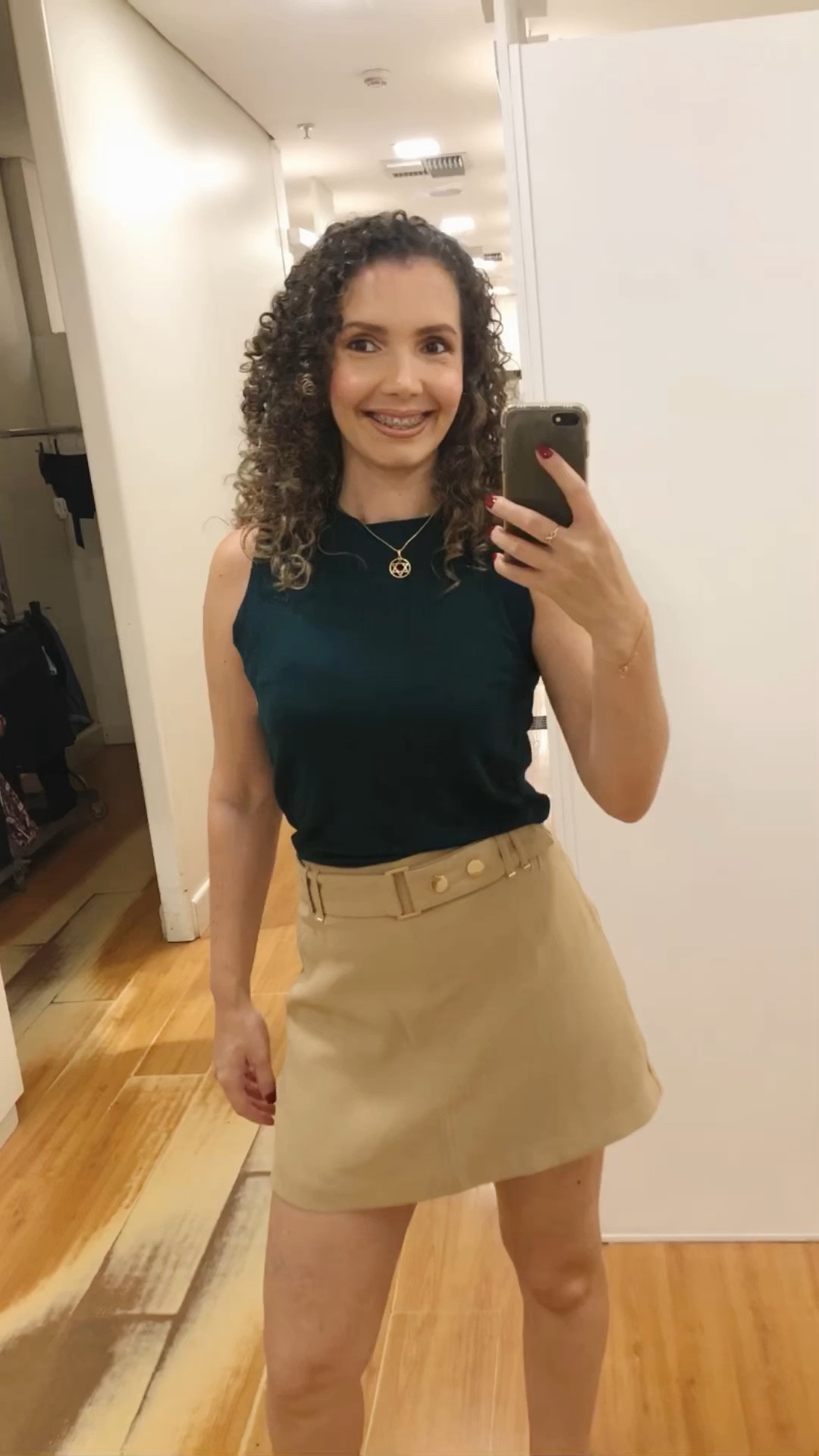 A produção de hoje é para uma ocasião em família, ao shopping…
Blusa canelada em verde para dar constraste com o shorts saia na cor bege, em alfaiataria. Eu amei e vocês?!