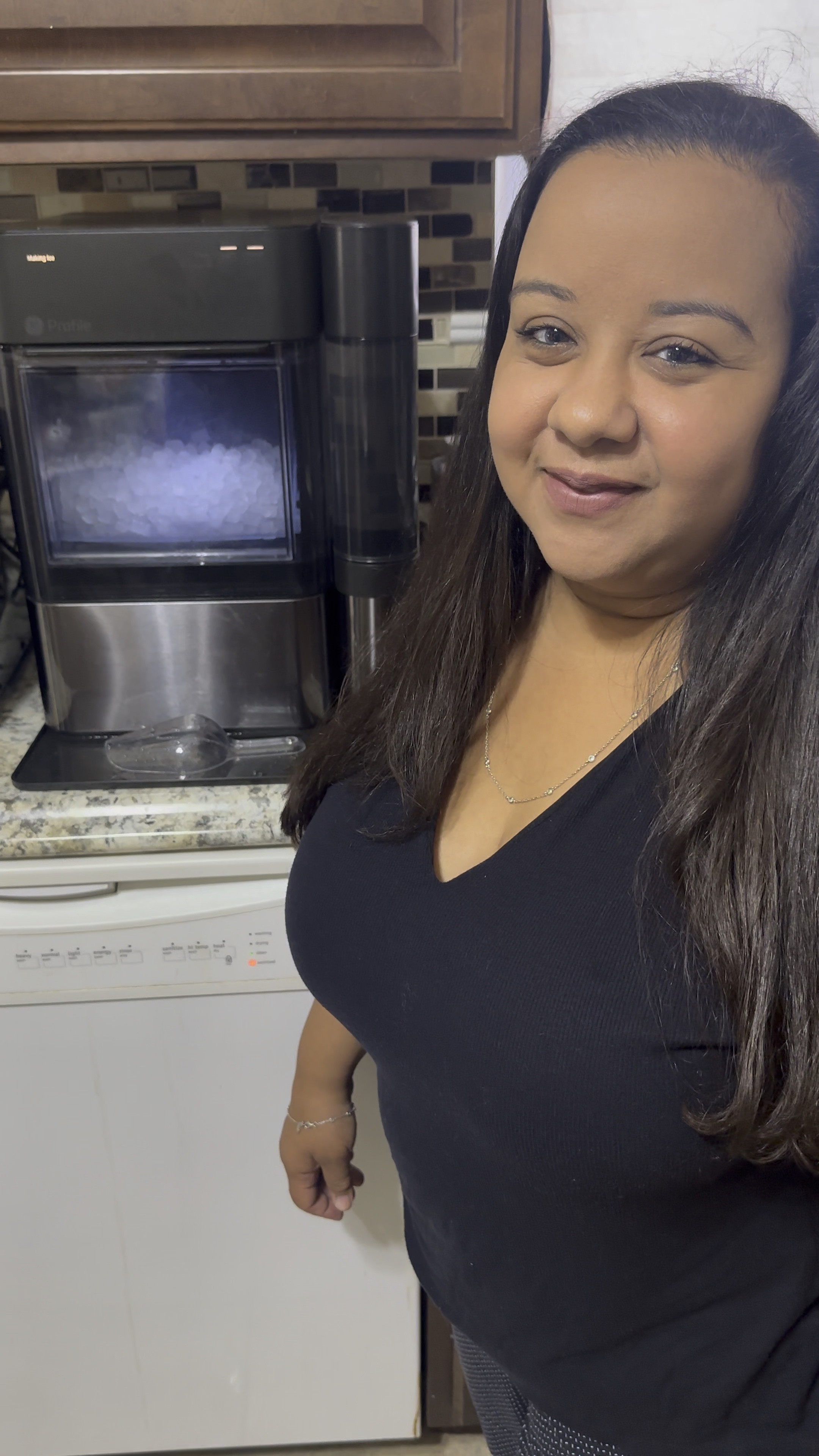 Enjoy your cool and refreshing drinks with this awesome ice machine!