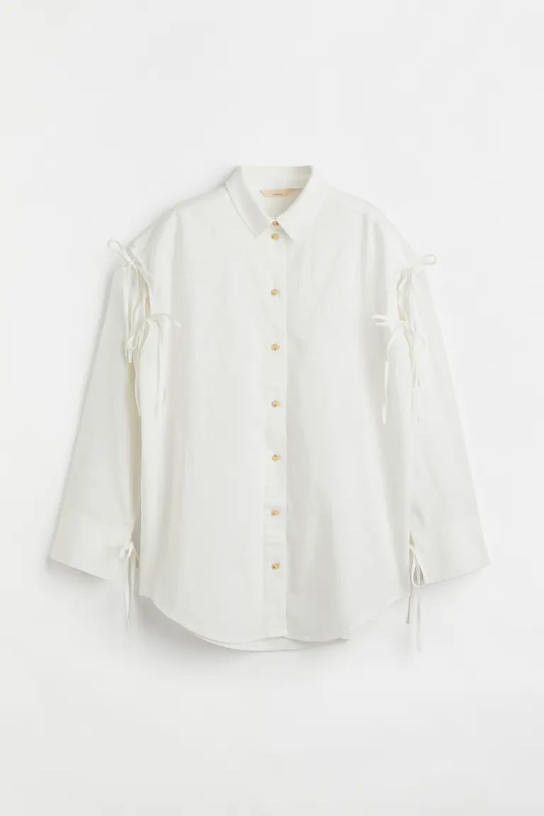 Oversized shirt in a woven linen and cotton blend. Collar, buttons at front, and yoke at back wit... | H&M (US + CA)