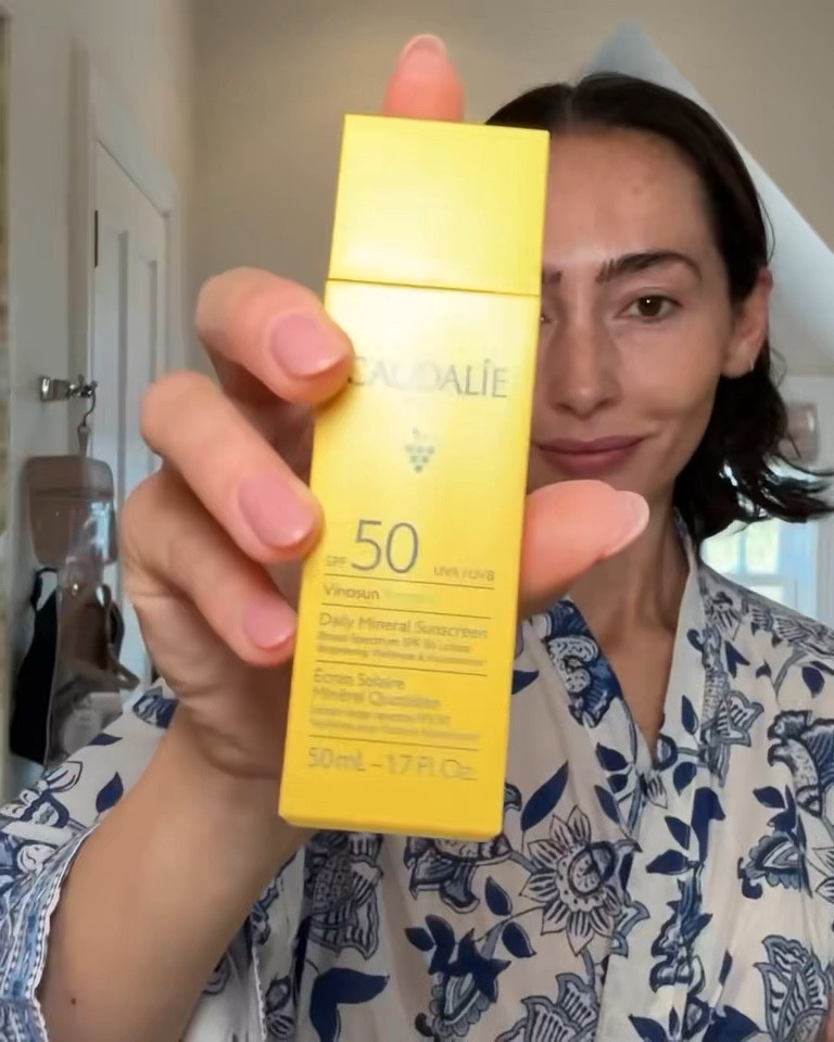 When two of your favorites - SPF and @caudalieus - have a baby during your favorite season, you glow from the inside out! Caudalie launched a clean mineral sunscreen that brightens and protects. Summer is loadinggggg☀️