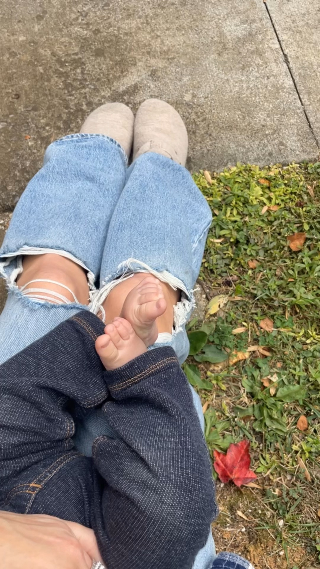 The cutest fall basics 🍂

Jeans run big, I got a 28 regular and I’m normally a 6 
Clogs true to size 