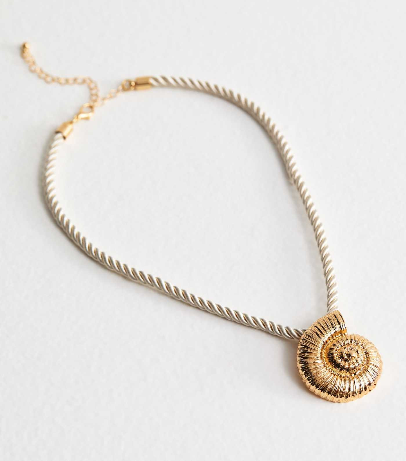 Gold Tone Chunky Seashell Rope Necklace | New Look | New Look (UK)