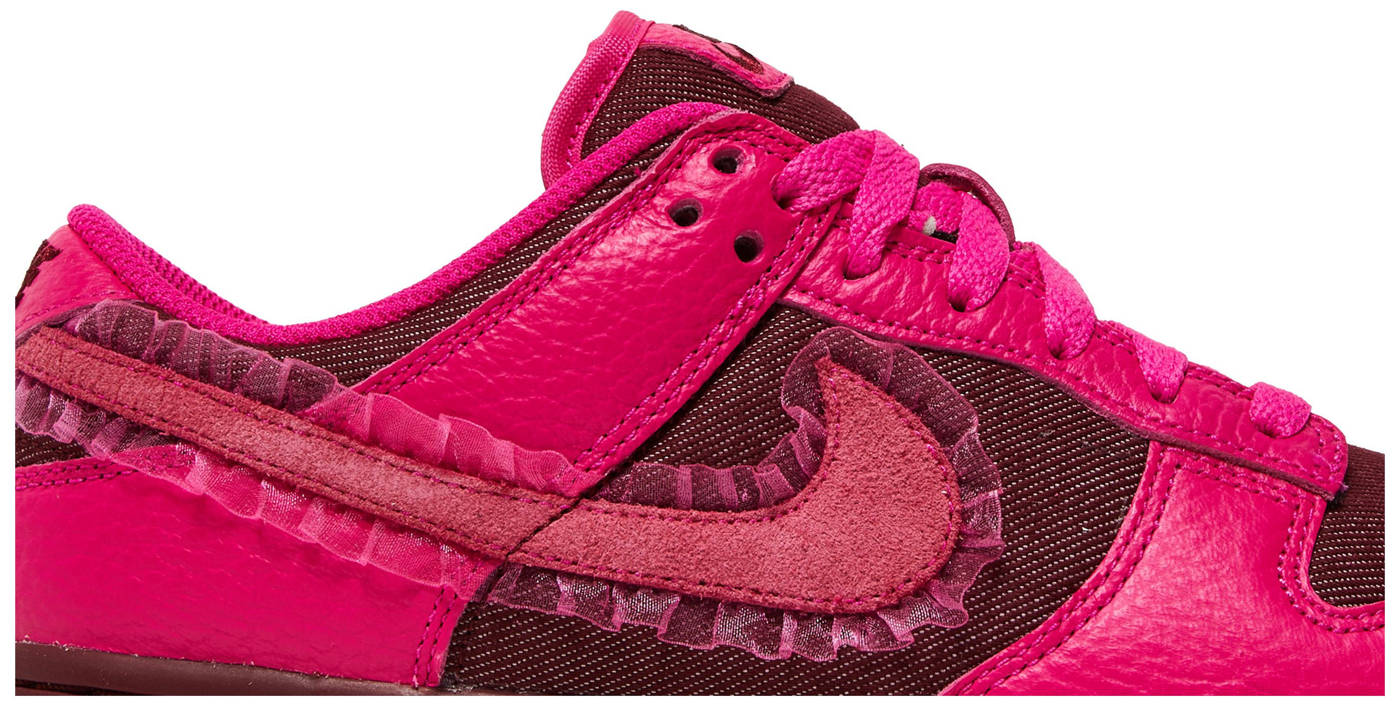 Wmns Dunk Low 'Valentine's Day' | GOAT
