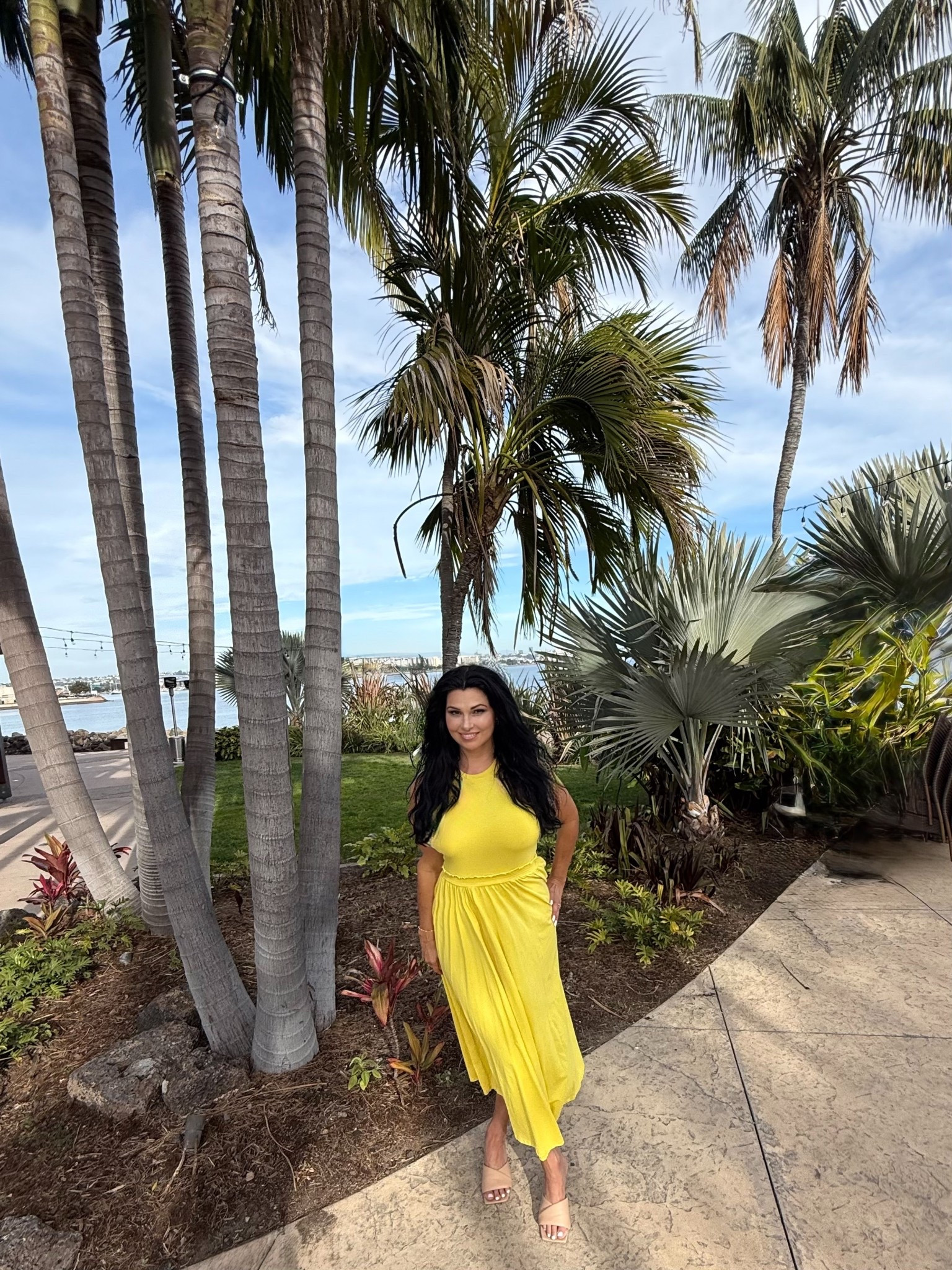 Beautiful day yellow dress! 💛

This long dress is a nice maxi dress for lunch or dressed up for dinner with a  nude or white purse nude or white shoes and a faux fur jacket. 

#whiteboots #heels #goldbracelet #datenightdress #jewelry