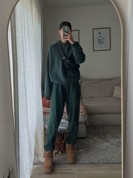 sweatpants: Joah brown 
Forest green plain hoodie: Abercrombie (size large) 
Mini platform Ugg’s (size down full size ) 
Lulu lemon crossbody everyday belt bag 
