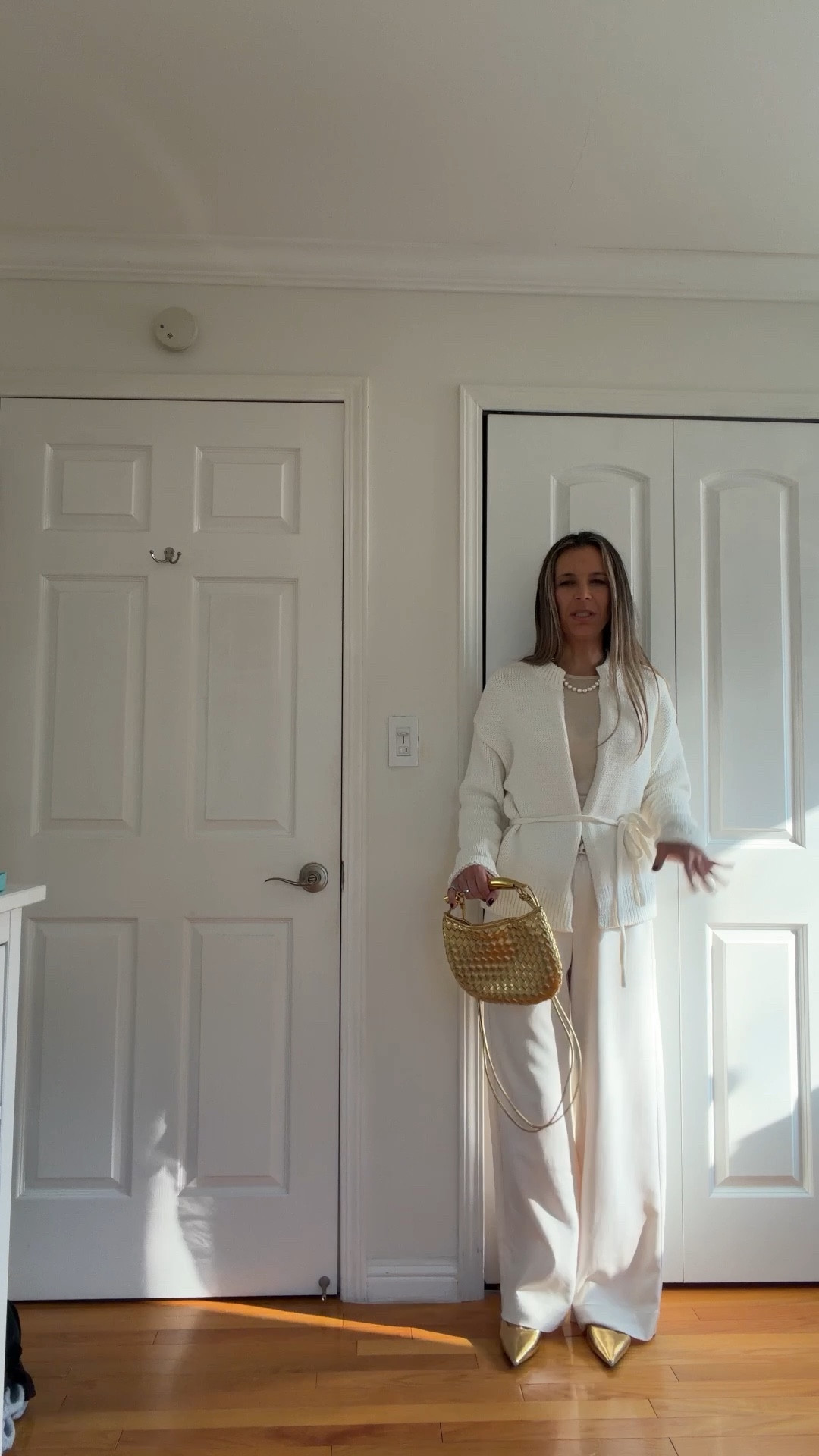 The lodge Aritzia dupe pants sz S
I’m 5’5” 122 lbs 
White cardigan sz S
Gold flats are true to size 



#LTKValentine #LTKgrwm #LTKootd