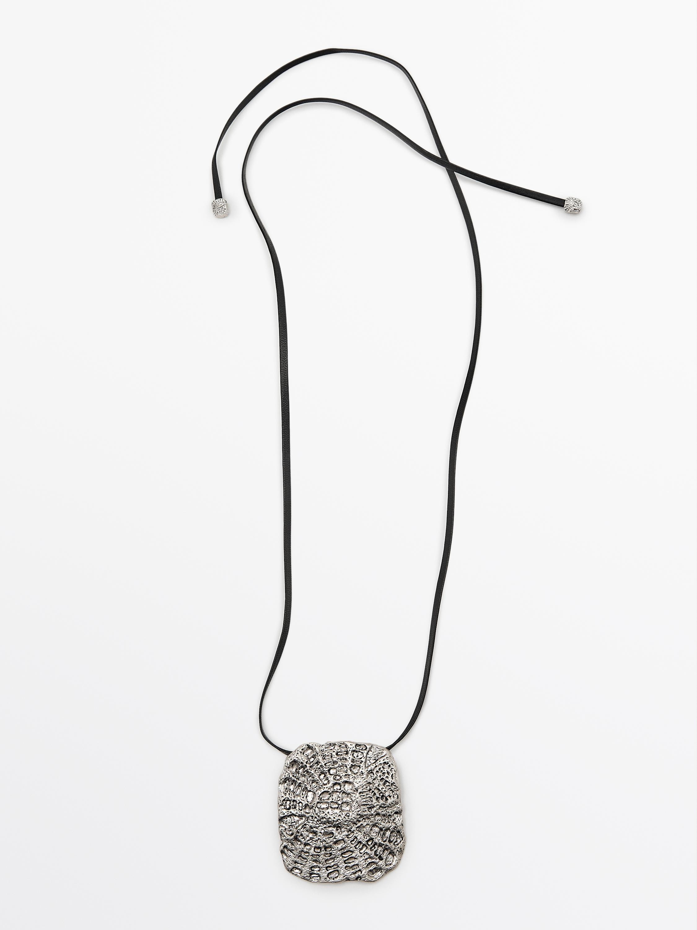 Textured medallion necklace | Massimo Dutti US
