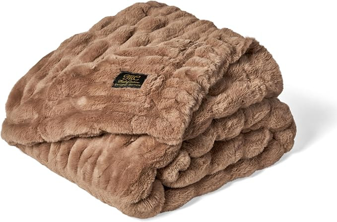 Hugs Blanket - Extra Plush Blanket for Premium Gifting - Stretchy Bubbled Cozy Throw - Silky Smoo... | Amazon (US)