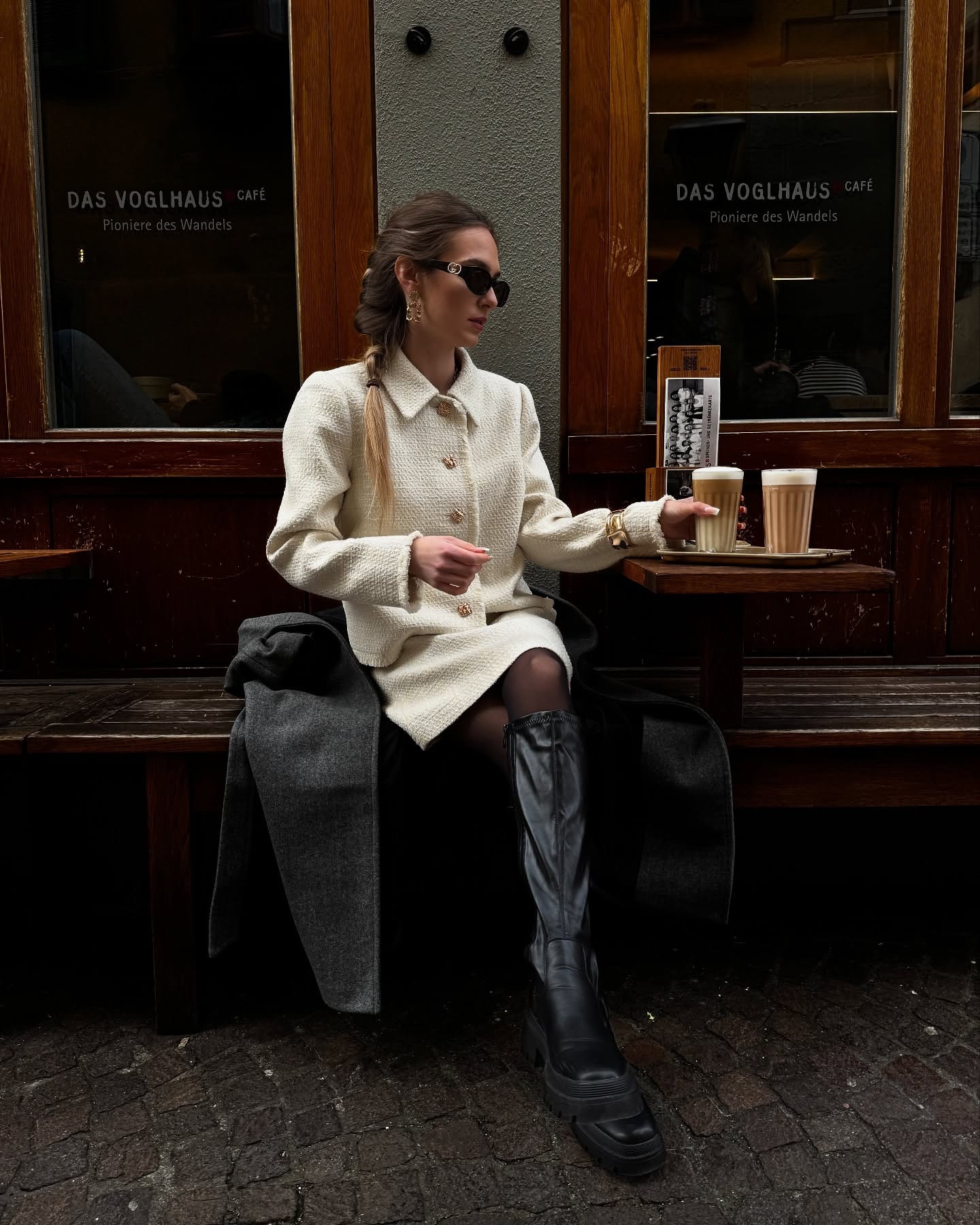 Weißes Bouclé-Set – purer Quiet-Luxury-Look 🤍✨
Minimaler Aufwand, maximaler Chic. Dieses Bouclé-Set in Weiß strahlt pure Eleganz aus: zeitlos, hochwertig & mühelos stilvoll. Perfekt für Frühlingsspaziergänge, City-Lunches oder elegante Alltagsmomente.
Jetzt shoppen & den stilvollen Luxus in deinen Alltag bringen. #bouclecardigan #oldmoneystyle #cityoutfit

#LTKstyletip #LTKdeutschland #LTKspring