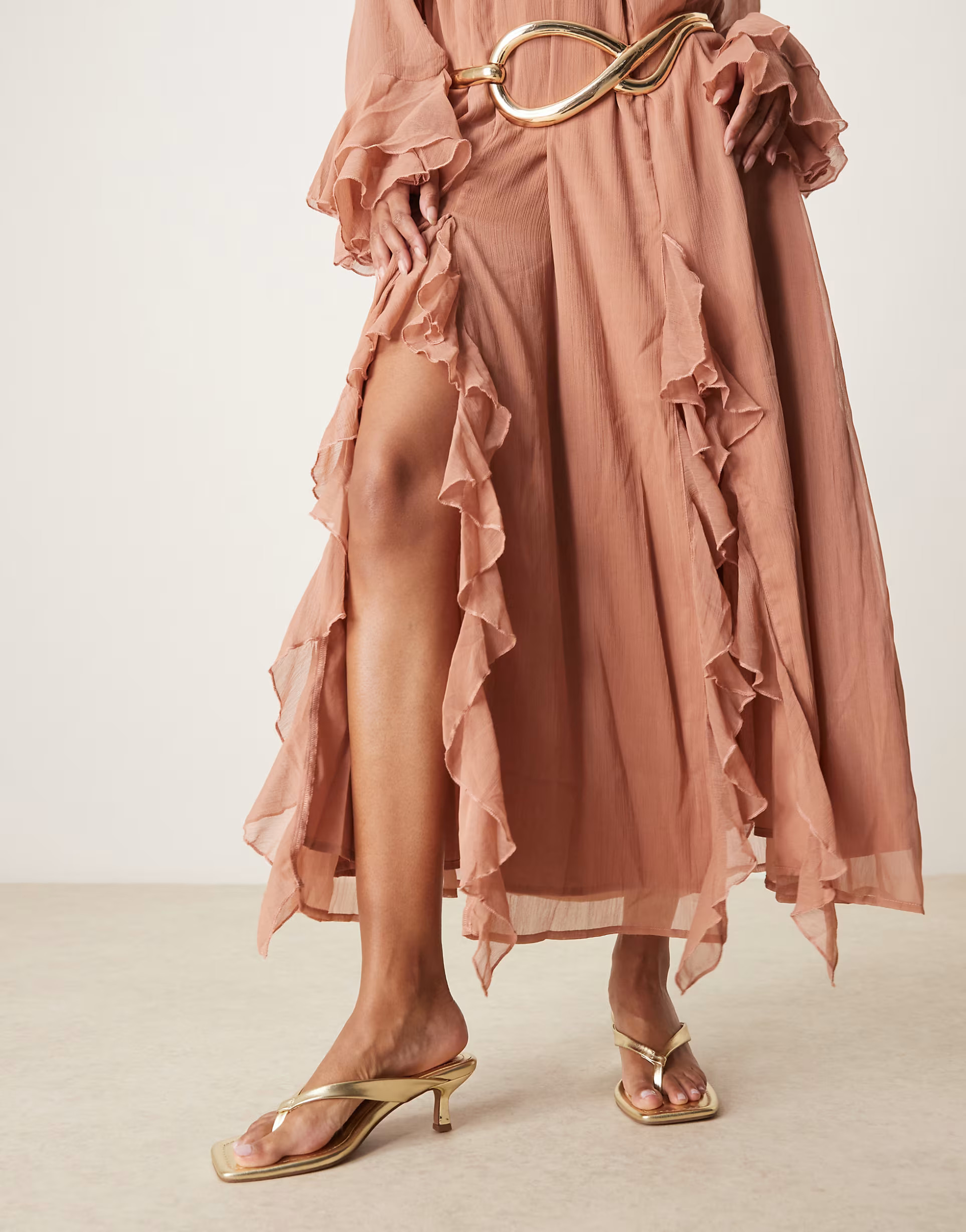 ASOS DESIGN Hawaii toe thong kitten heeled sandals in gold | ASOS | ASOS (Global)