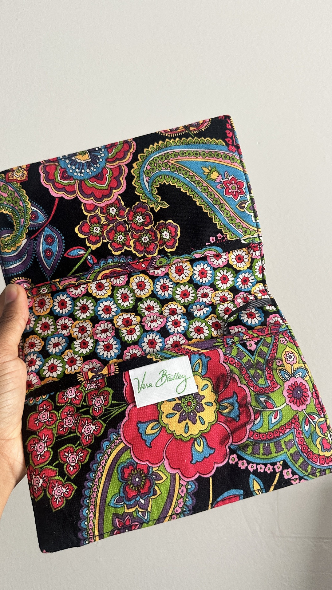 When I was younger I wasn’t a huge fan of #Paisley print but actually I do like it! It just depends on the style and color 🩵 #VeraBradley #Wallet #Wristlet #Pouch #StyleInspo

#LTKstorytime #LTKdayinmylife #LTKTravel