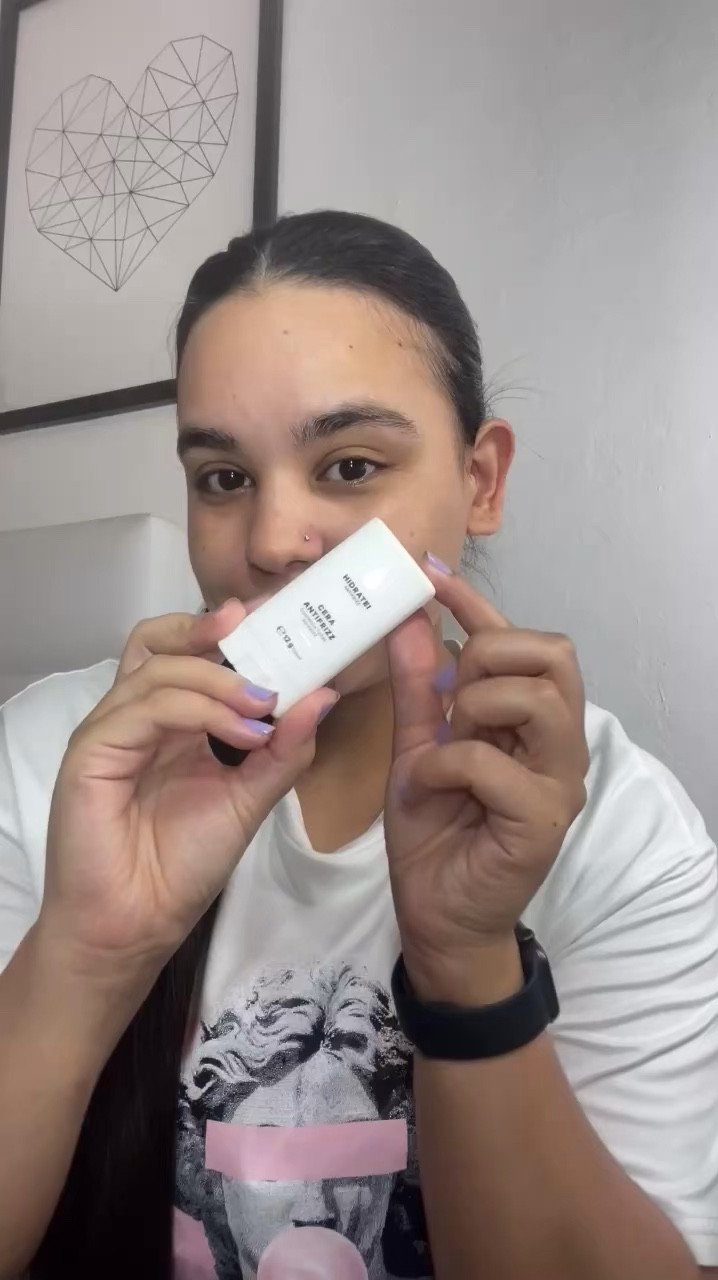 Cera Antifrizz Hidratei com uma fórmula exclusiva para oferecer uma solução eficaz contra o frizz, ao mesmo tempo que estiliza e nutre o cabelo. 

Formato em bastão, proporciona uma aplicação direta e precisa, permitindo controlar os fios rebeldes e modelar o cabelo com facilidade e sem sujeira. 

#LTKbeleza #LTKbrasil #LTKdicadeestilo