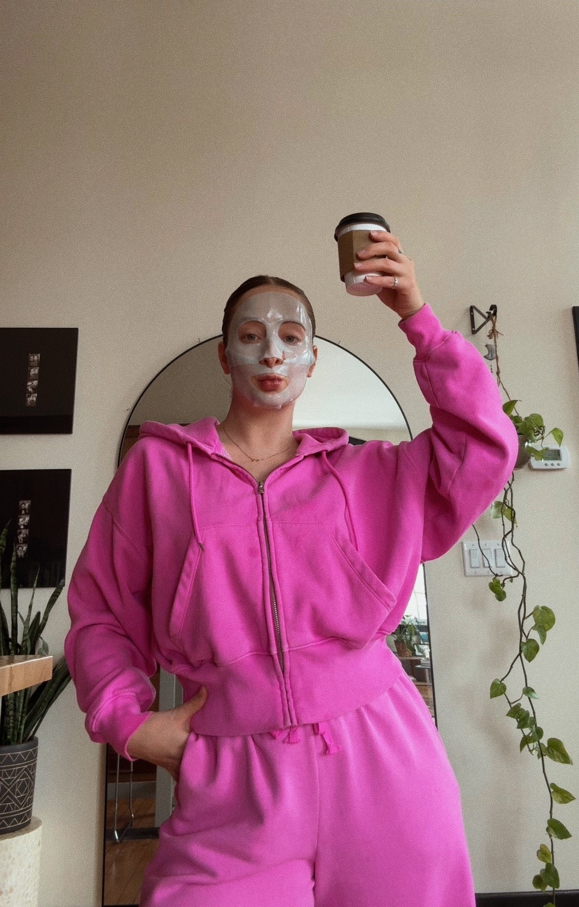 PINK SWEAT SET!!! Say less 💕💌
I got a small in the jacket and medium in the sweats for an extra baggy oversized fit 🫶🏽