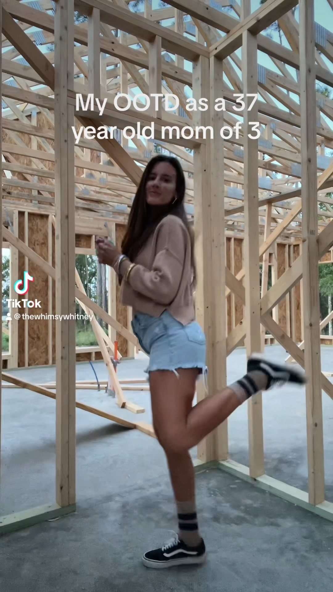 My early fall outfit
Whitney
Thewhimsywhitney
Sweater jean Horta
Vans
Crew socks


#LTKVideo #LTKSeasonal #LTKfindsunder100