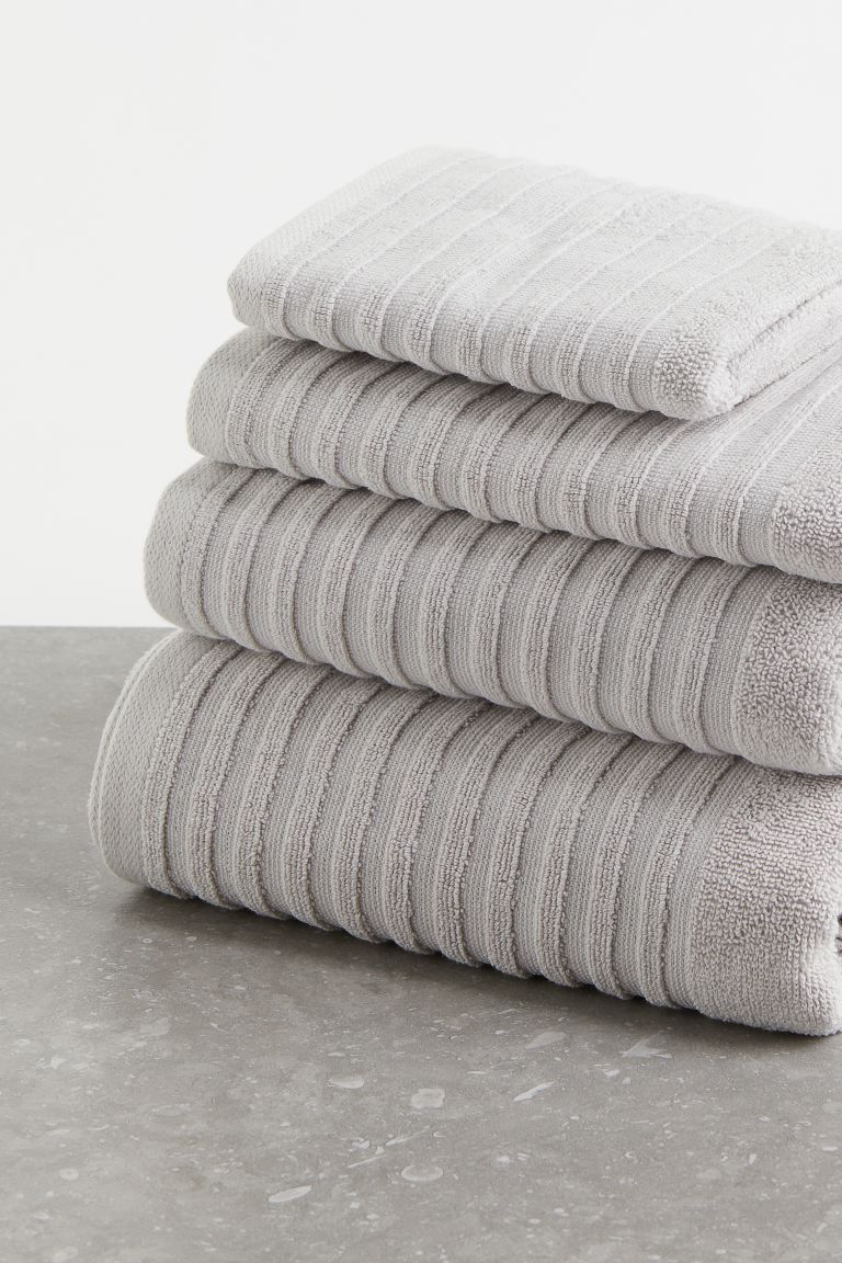 Set with two matching bath towels in soft cotton terry. Hanger loop on one long side. Series incl... | H&M (US + CA)