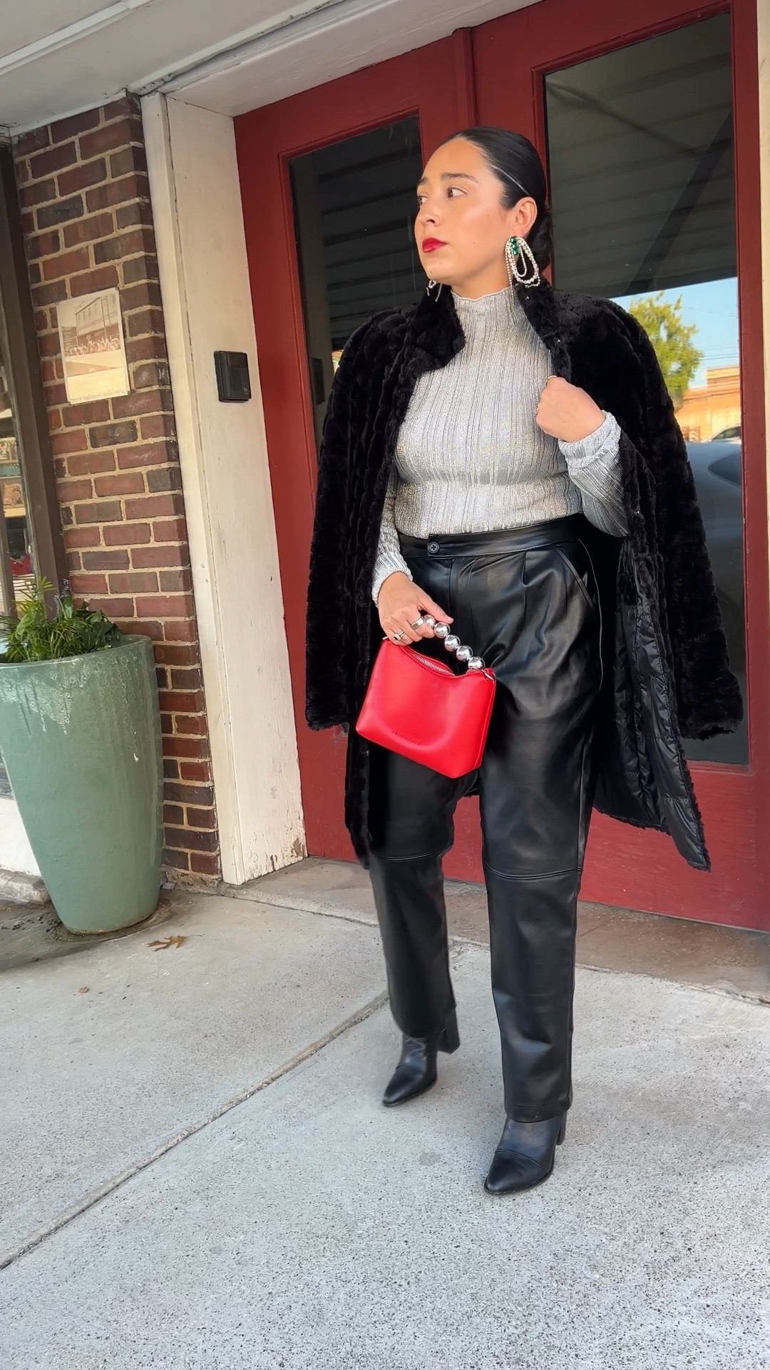 Holiday ready with @MelieBianco! ✨
Loving the pop of red for the holidays. The Esme bag also comes with a chain strap so it can take you from day to night with ease.
Bonus: it’s a small bag, but fits quite a bit! 
#ad #meliebianco #holidaylooks #holidayparty #holidayoutfits #sponsored 

