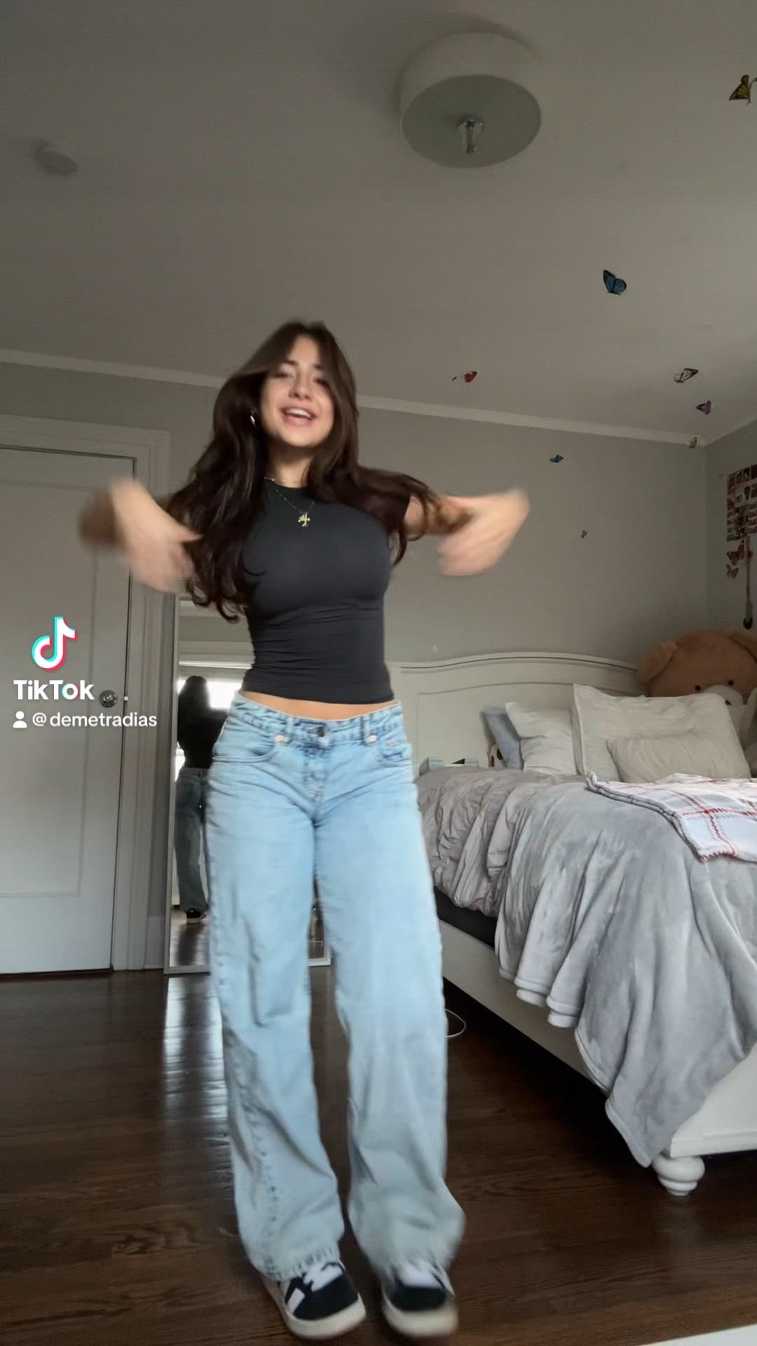 top: xs
jeans: motel rocks (low rise parallel) (80s light blue wash) (W26  L32)
shoes:8