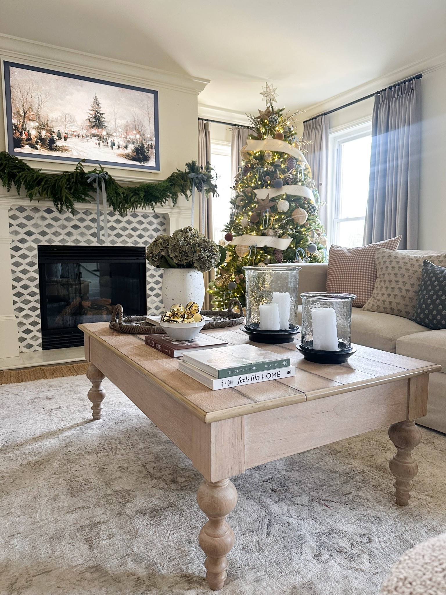 Living room decor, Christmas tree, holiday decor 

#LTKHome #LTKHoliday