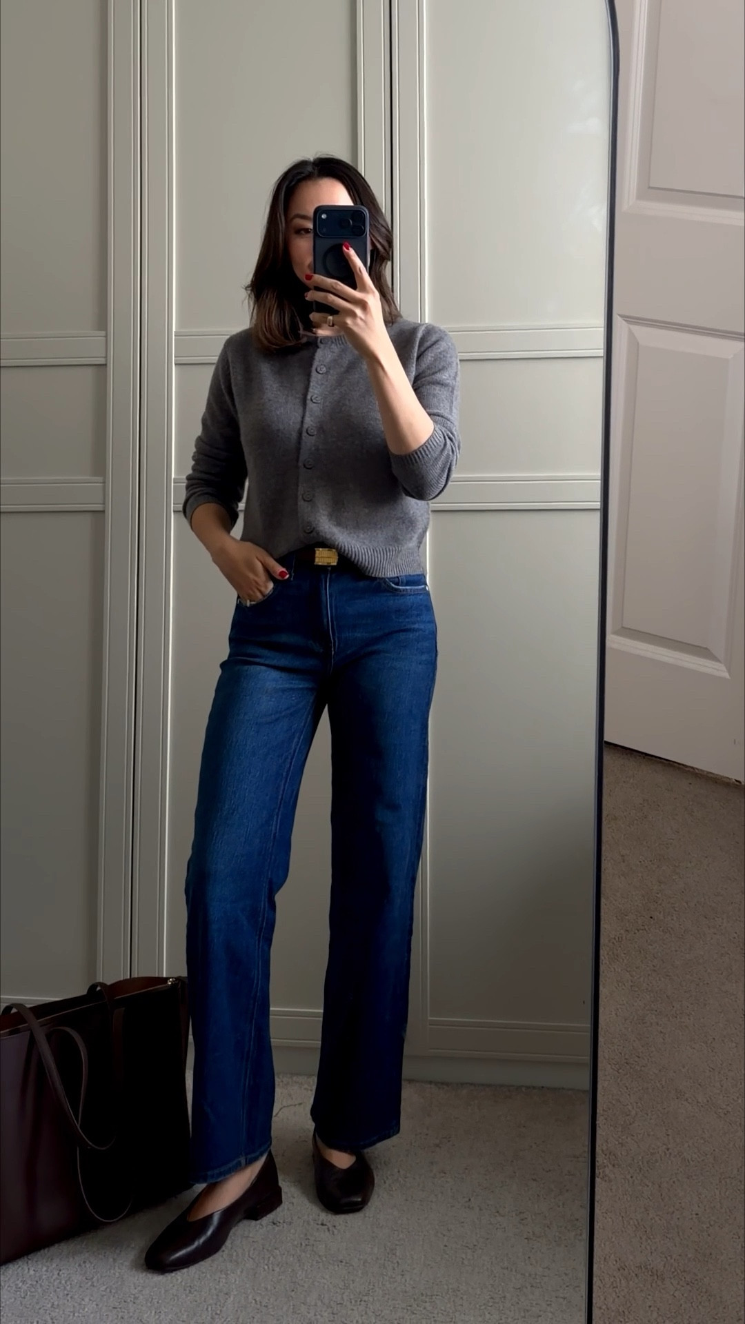 Spring work outfit 

Cashmere cardigan in heather grey— xs 
Bella jeans wide leg crop 
Quince leather tote bag 

@Quince 

#LTKWorkwear