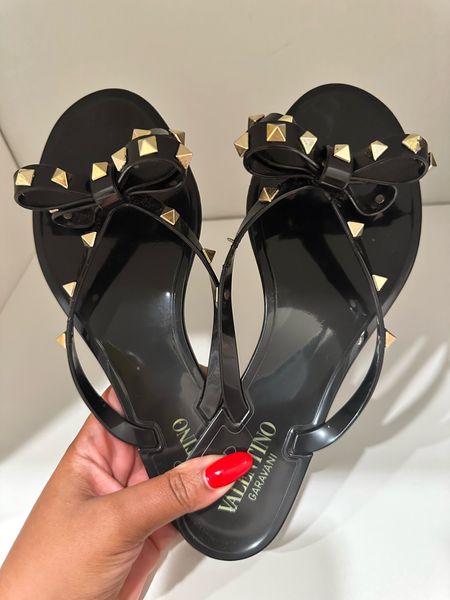 The perfect sandals for spring and summer -  size up 1/2 size 

Spring shoes 
Spring sandals 
Summer sandals 
Summer shoes 
Flip flops 
Beach 
Travel 


Follow my shop @styledbylynnai on the @shop.LTK app to shop this post and get my exclusive app-only content!

#liketkit #LTKFind #LTKshoecrush #LTKswim
@shop.ltk
https://liketk.it/45fKD