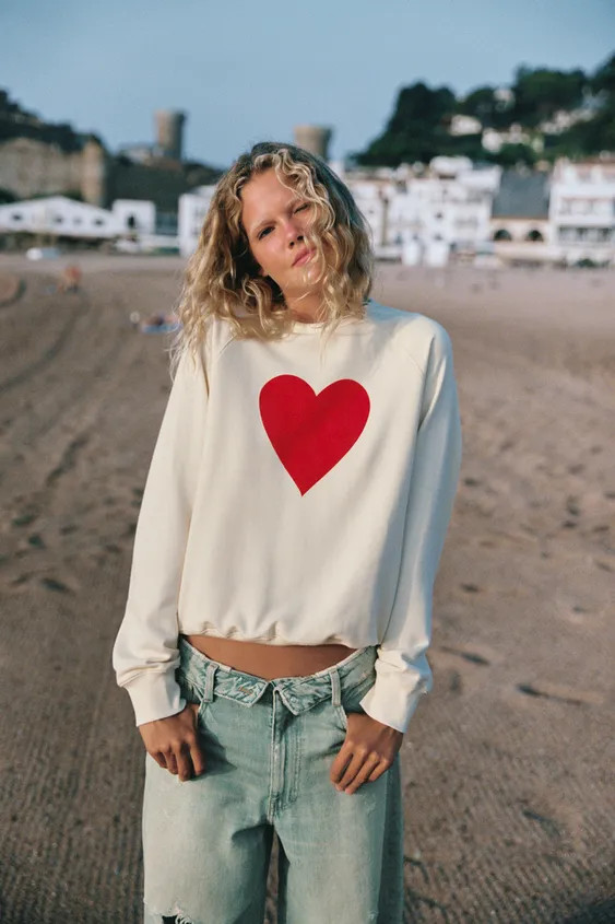 Sweatshirt crafted from a cotton blend. Features a crew neck, long raglan sleeves, and a contrast... | Zara US