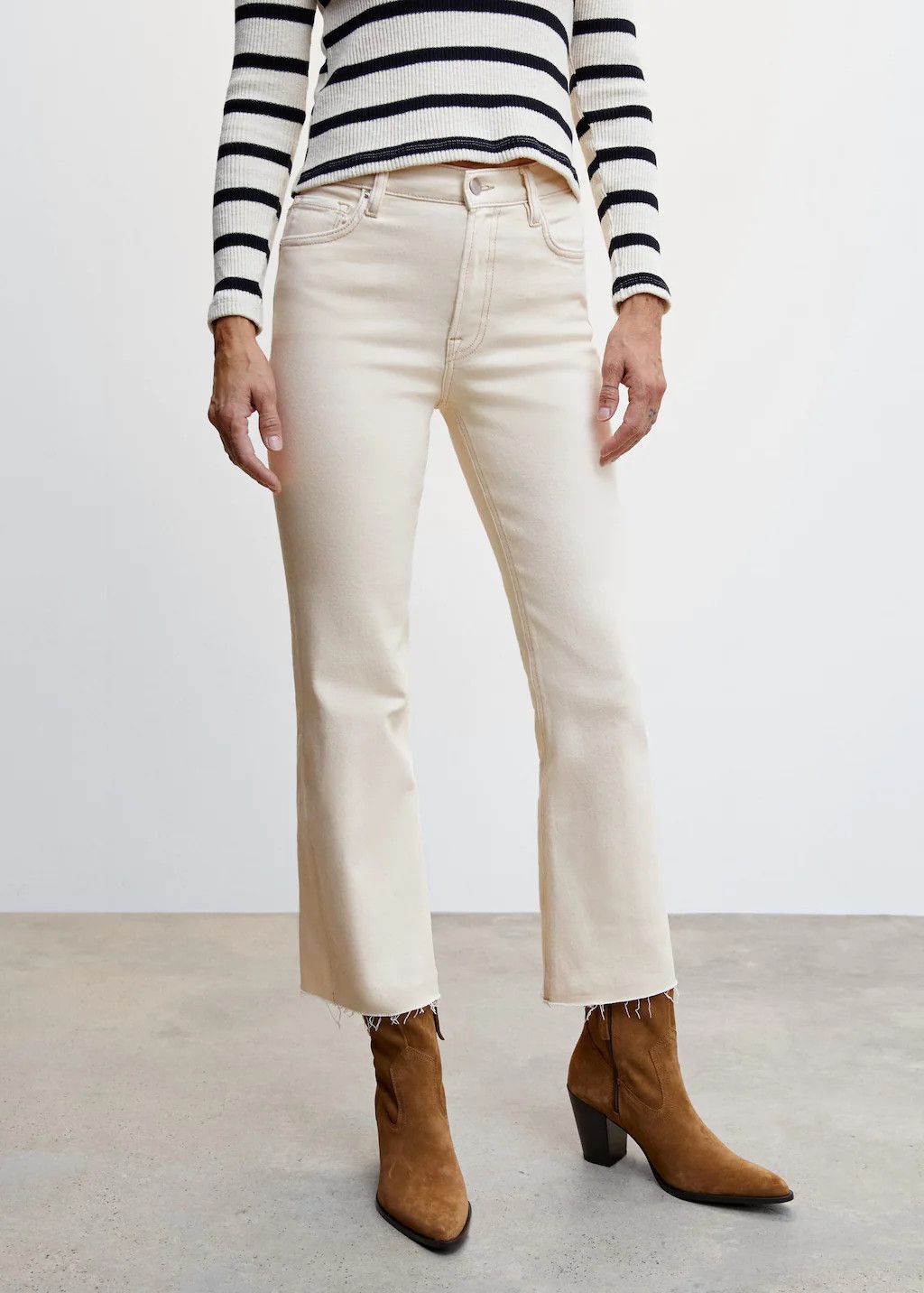 Crop flared jeans | White Jeans Outfit | White Work Pants | Spring Outfits 2023 | MANGO (US)